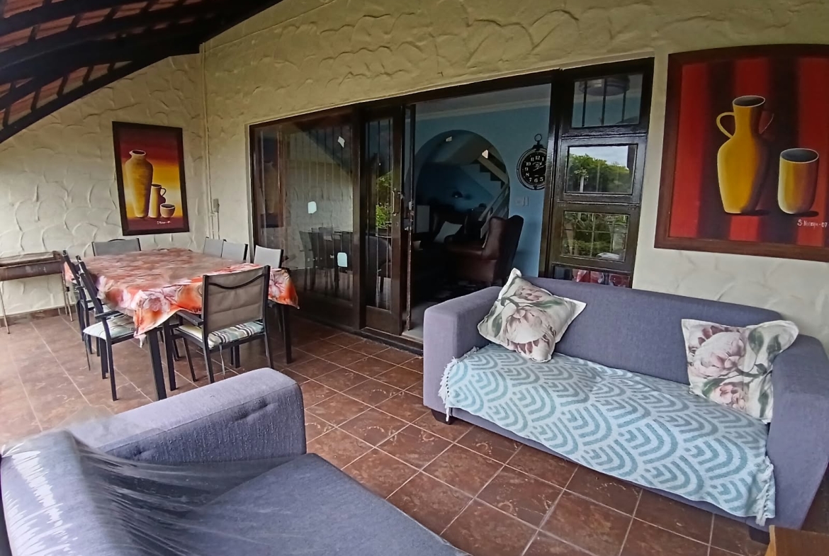 2 Bedroom, 1 Bathroom, open plan, Uvongo sea view for Sale
