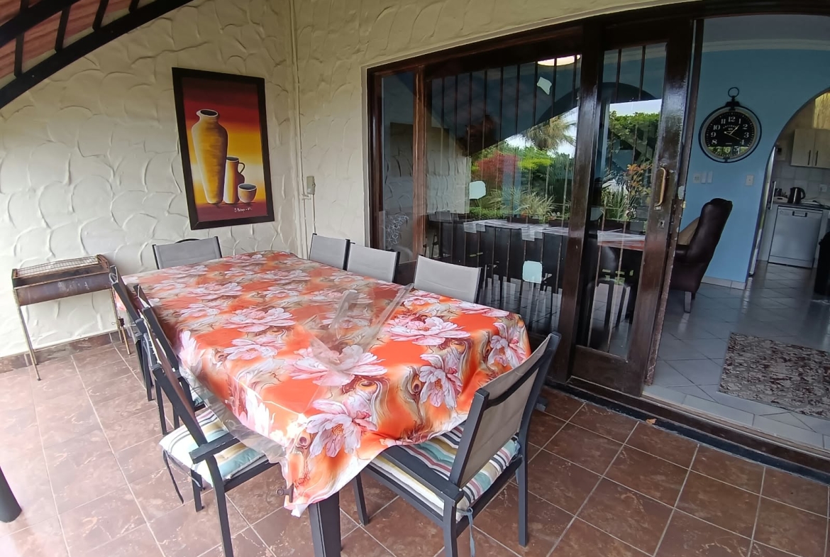 2 Bedroom, 1 Bathroom, open plan, Uvongo sea view for Sale