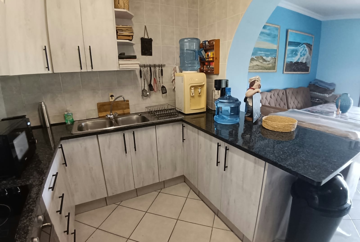 2 Bedroom, 1 Bathroom, open plan, Uvongo sea view for Sale