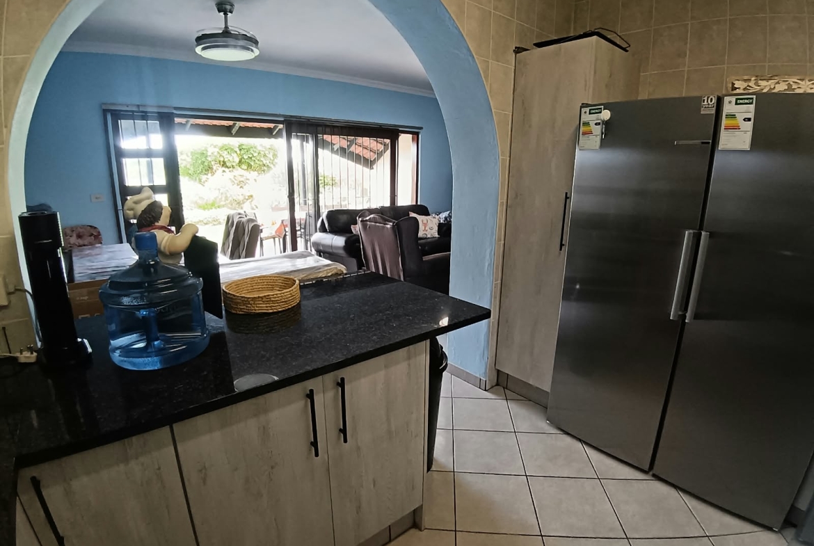 2 Bedroom, 1 Bathroom, open plan, Uvongo sea view for Sale
