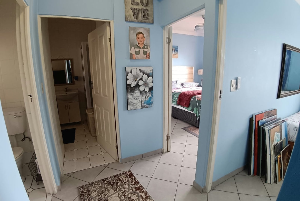 2 Bedroom, 1 Bathroom, open plan, Uvongo sea view for Sale