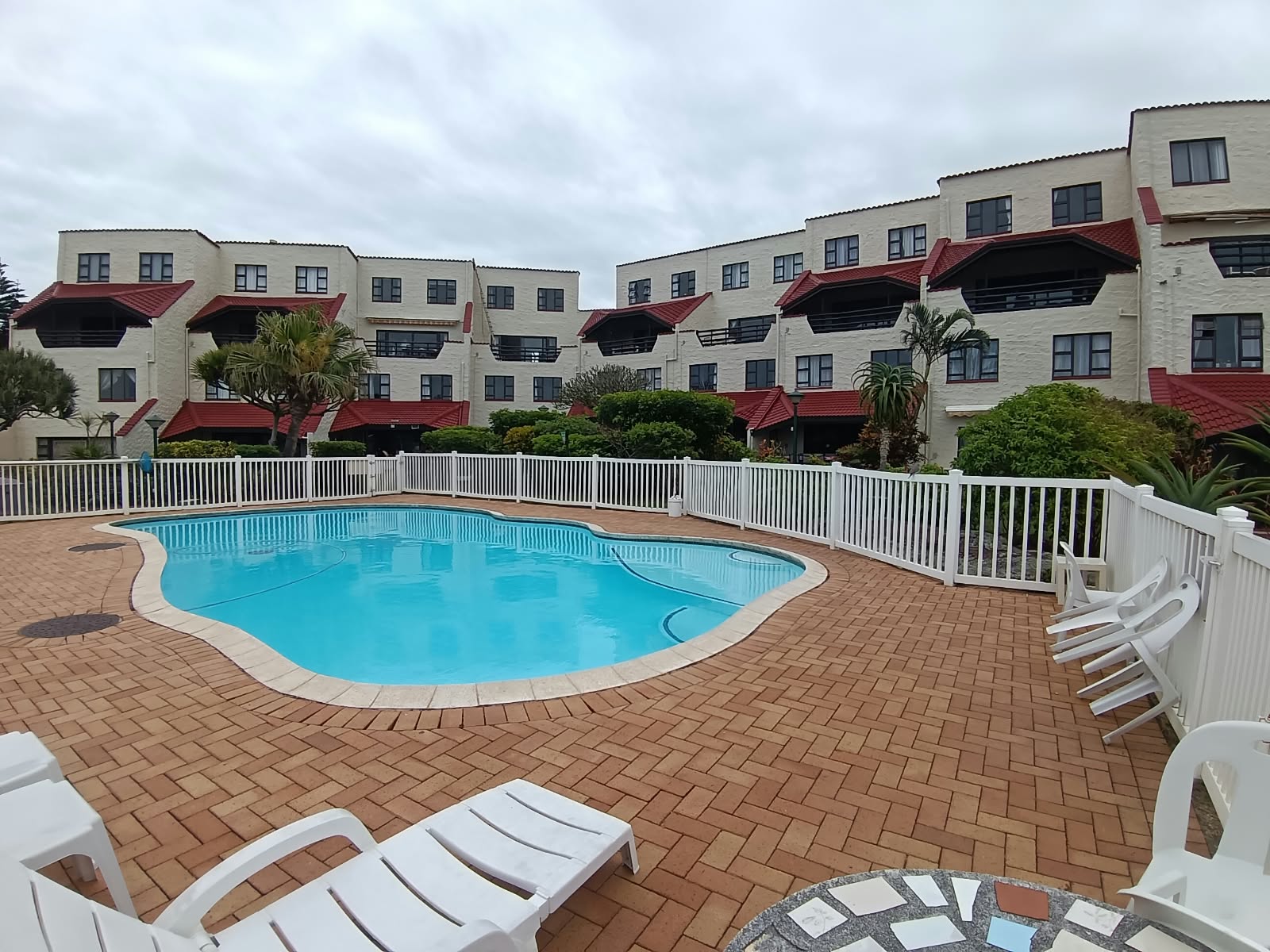2 Bedroom, 1 Bathroom, open plan, Uvongo sea view for Sale