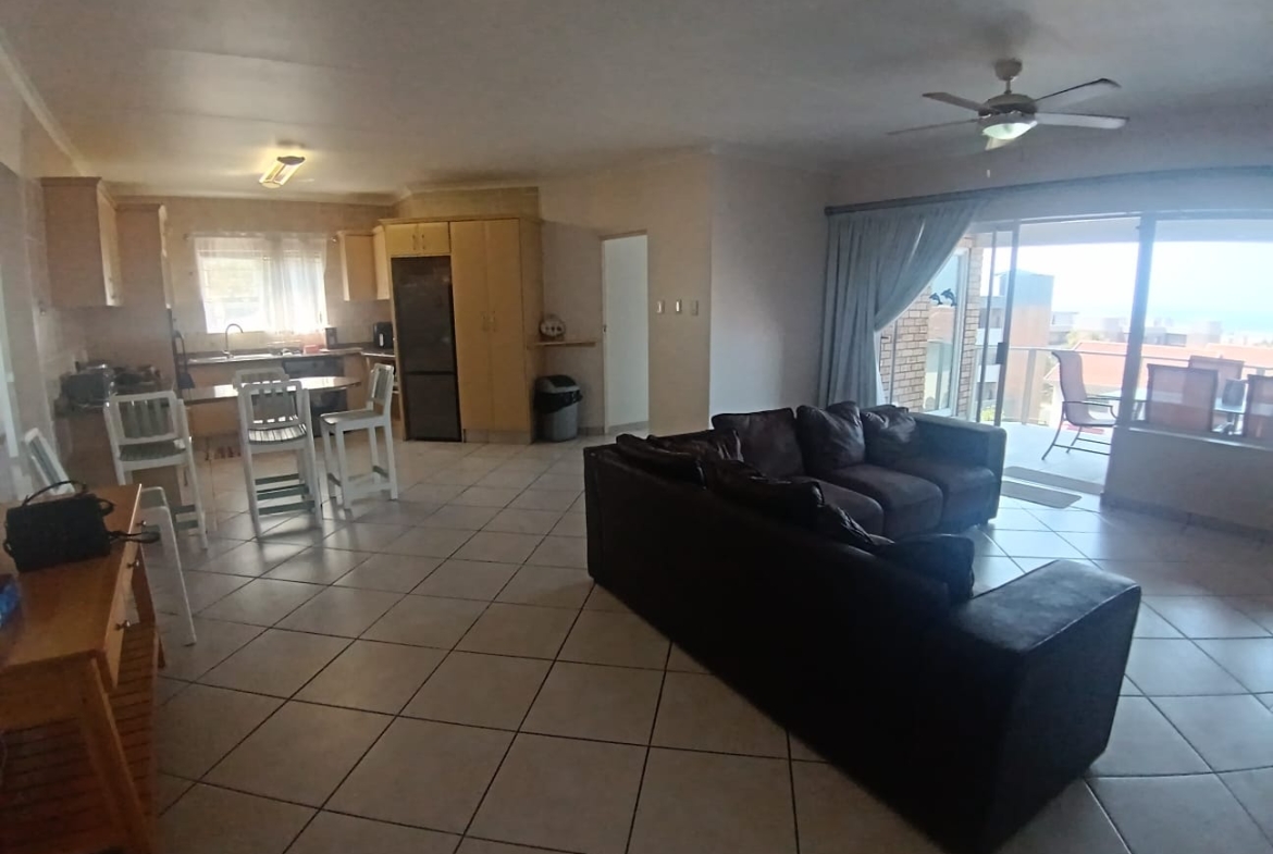 Spacious 3 Bedroom, 1.5 Bathroom, open plan, Uvongo sea view for Sale