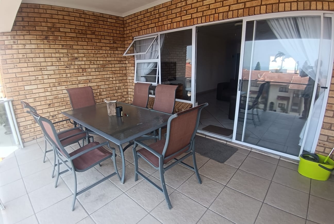 Spacious 3 Bedroom, 1.5 Bathroom, open plan, Uvongo sea view for Sale