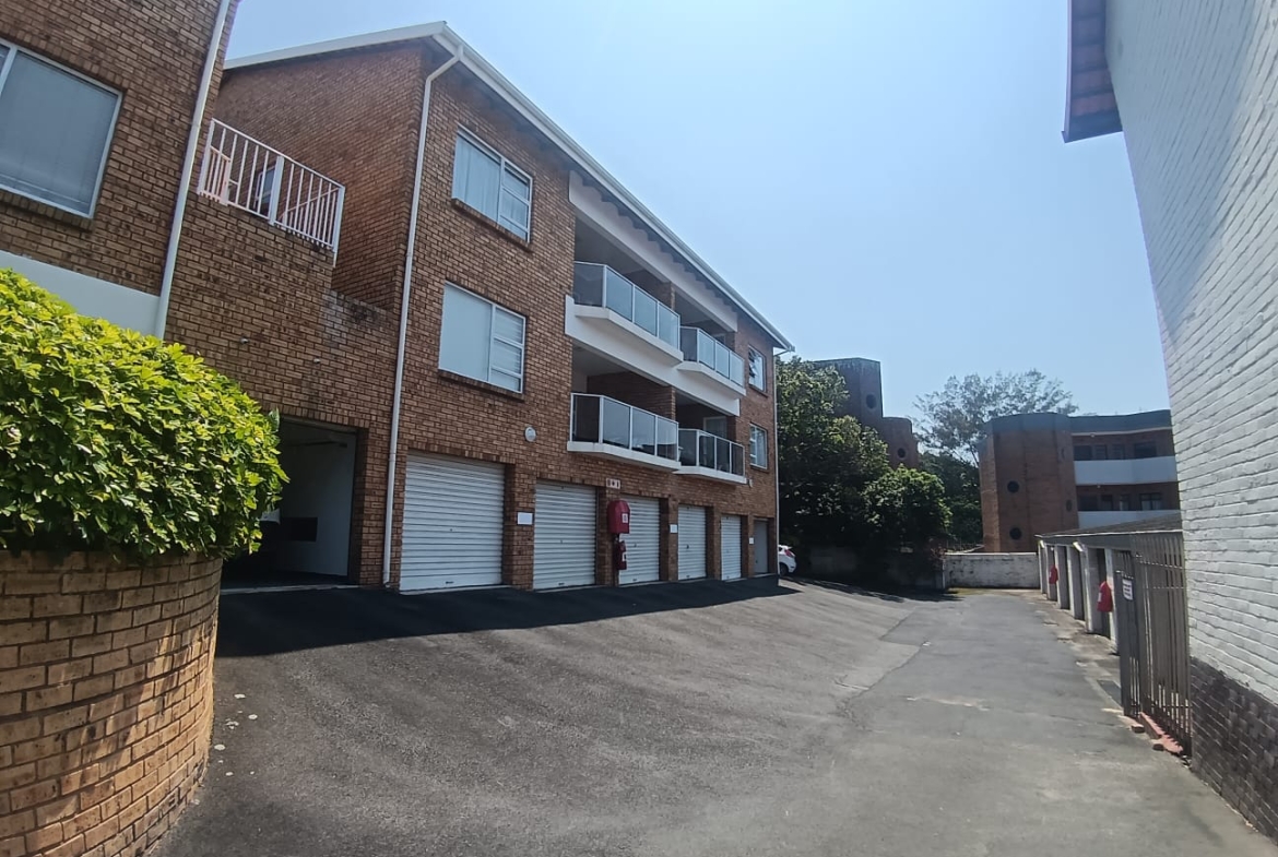 Spacious 3 Bedroom, 1.5 Bathroom, open plan, Uvongo sea view for Sale
