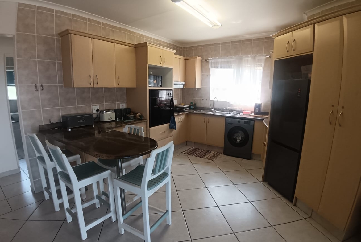 Spacious 3 Bedroom, 1.5 Bathroom, open plan, Uvongo sea view for Sale