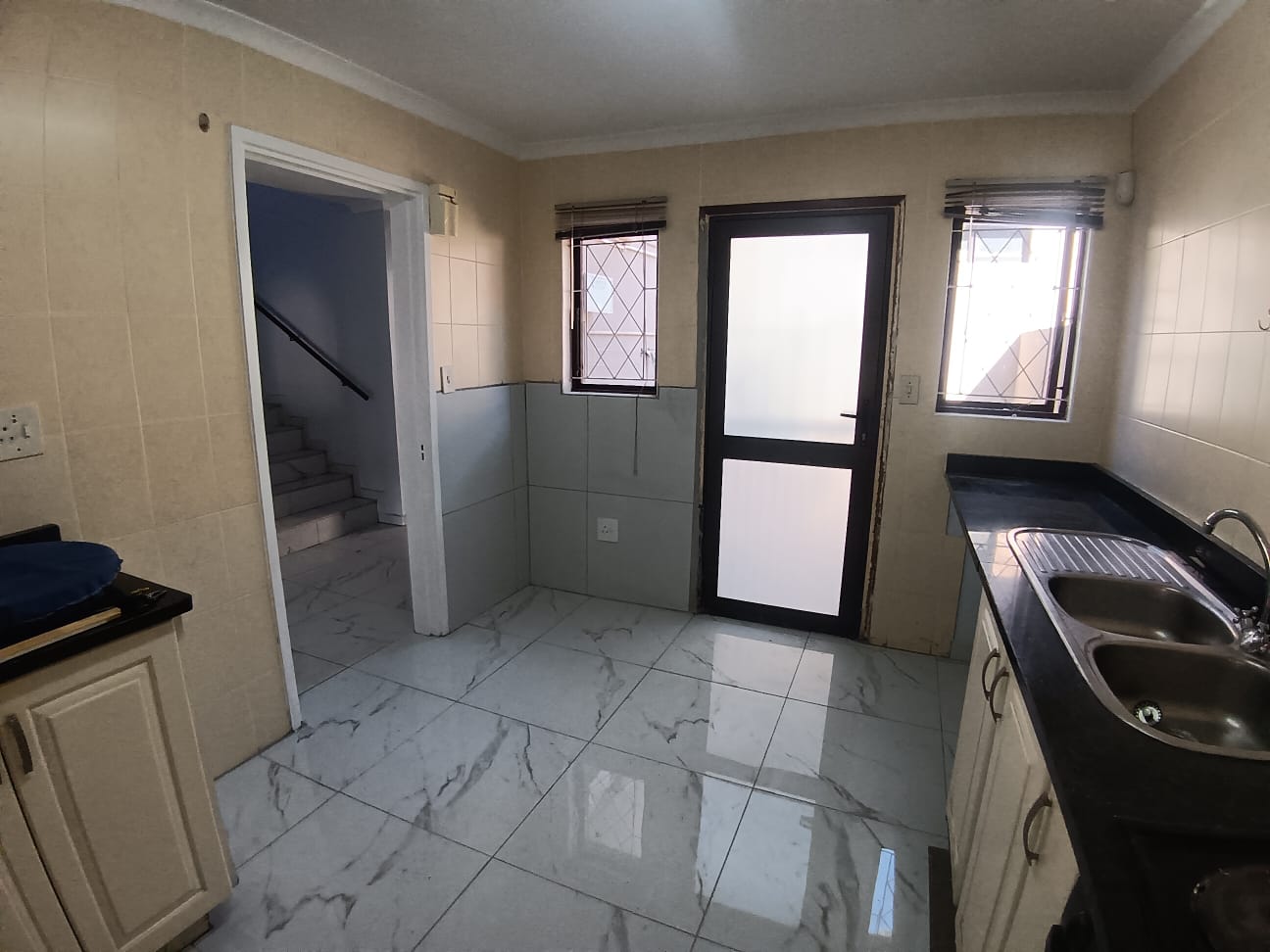 74274cb2-1a89-495f-bafb-b9b760243ec5 3 Bedroom, 2.5 Bedroom, open plan, Uvongo sea view for Sale