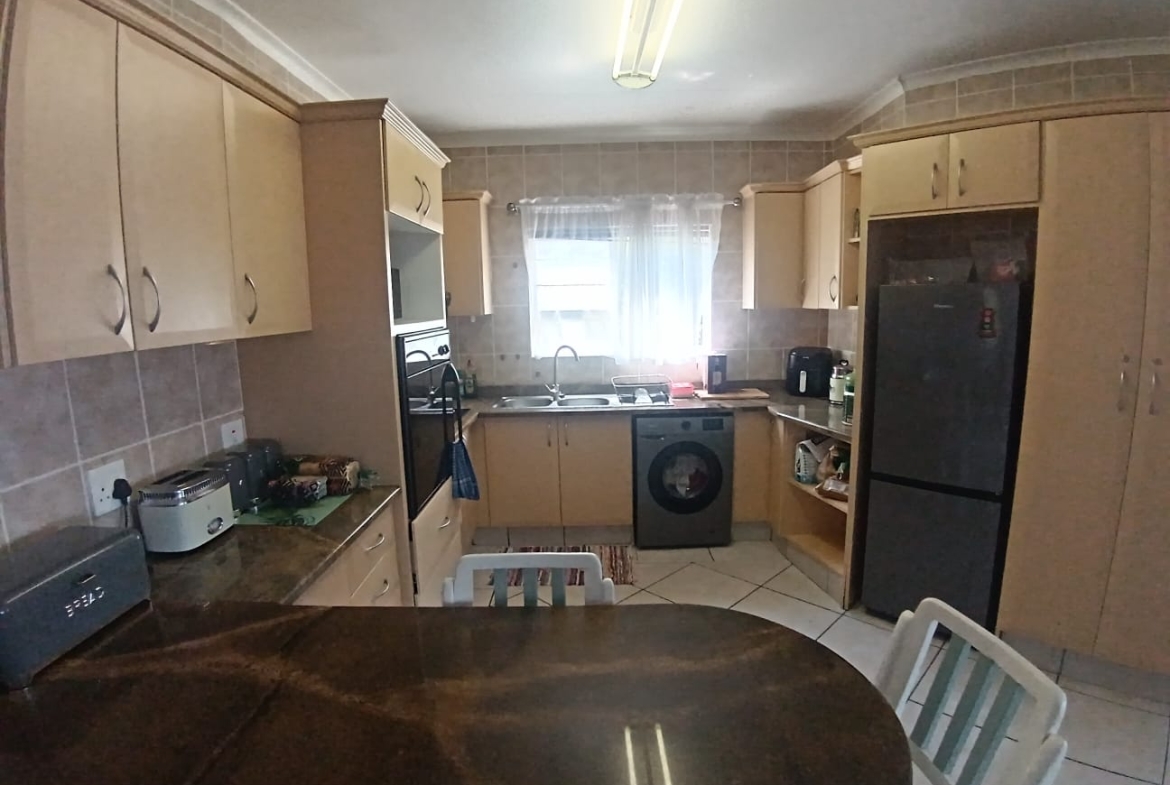 Spacious 3 Bedroom, 1.5 Bathroom, open plan, Uvongo sea view for Sale