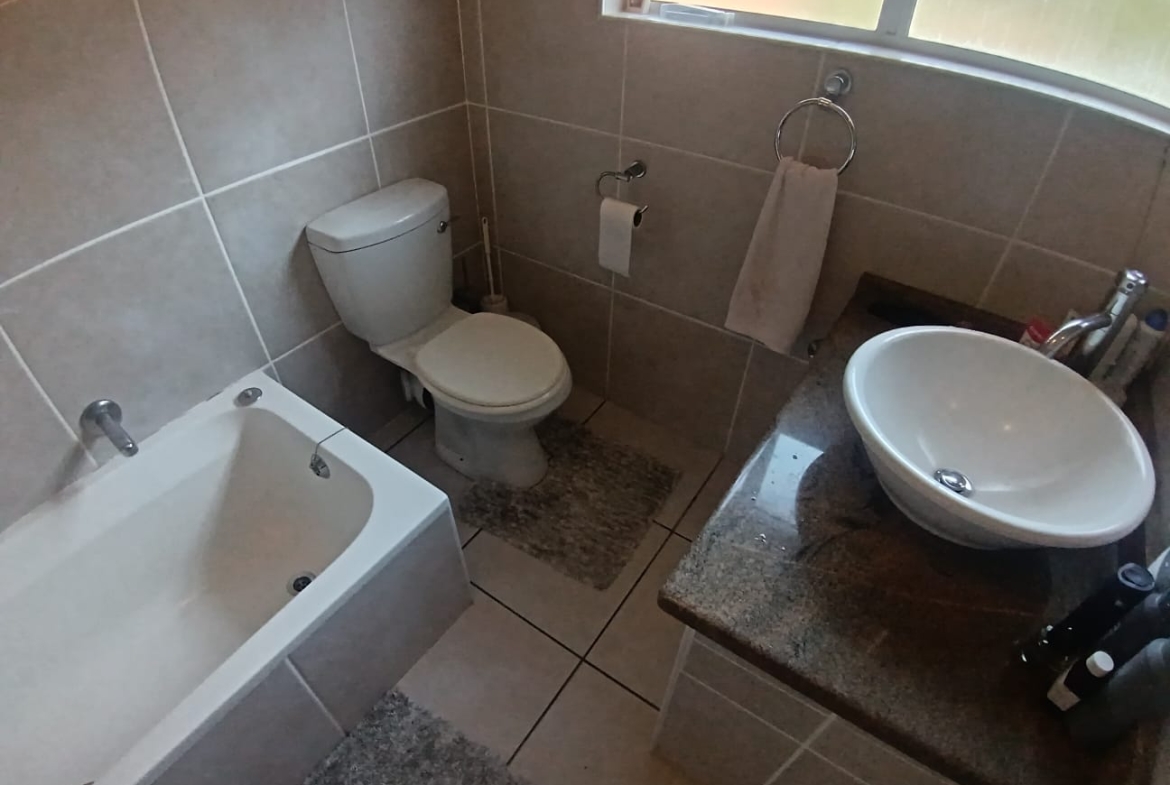 Spacious 3 Bedroom, 1.5 Bathroom, open plan, Uvongo sea view for Sale