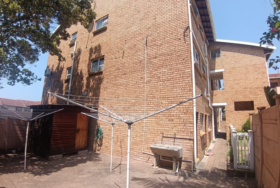 Spacious 3 Bedroom, 1.5 Bathroom, open plan, Uvongo sea view for Sale