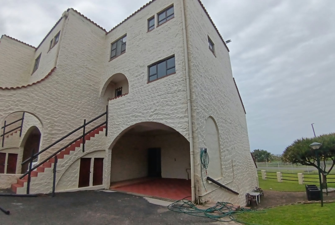 2 Bedroom, 1 Bathroom, open plan, Uvongo sea view for Sale