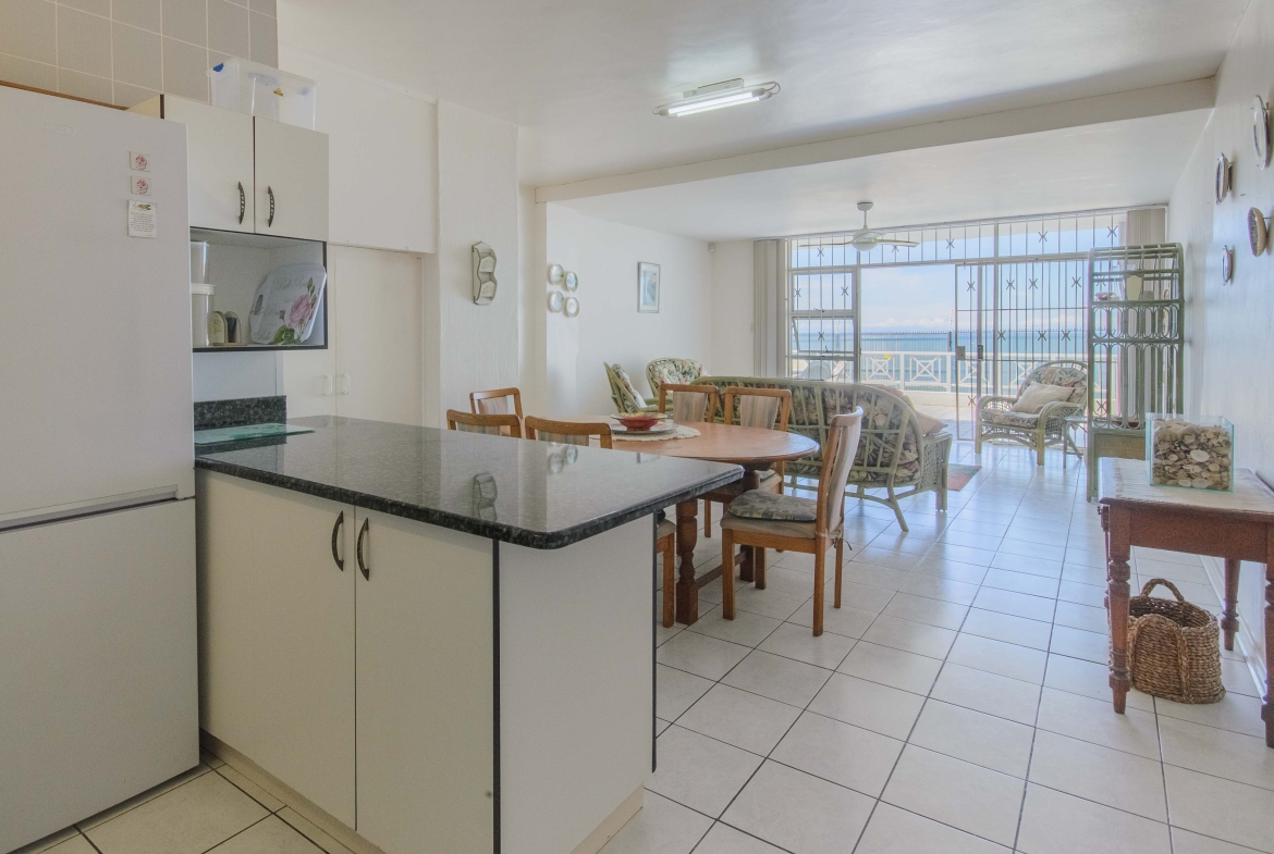 Seafront Sanctuary: Sweeping Ocean Views and Private Beach Access