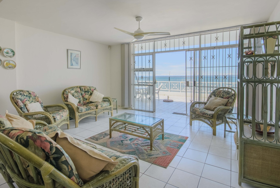 Seafront Sanctuary: Sweeping Ocean Views and Private Beach Access