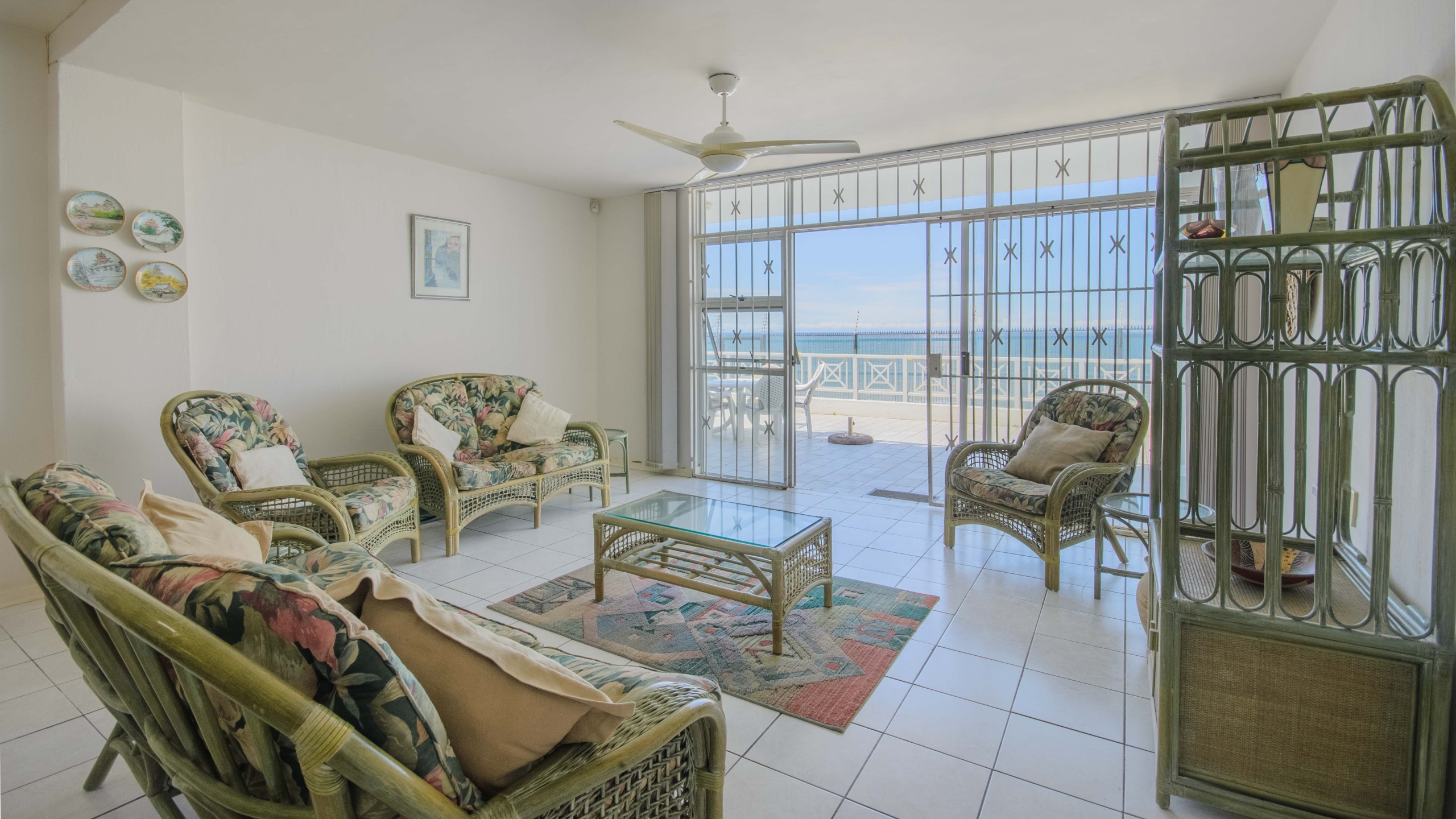 Seafront Sanctuary: Sweeping Ocean Views and Private Beach Access