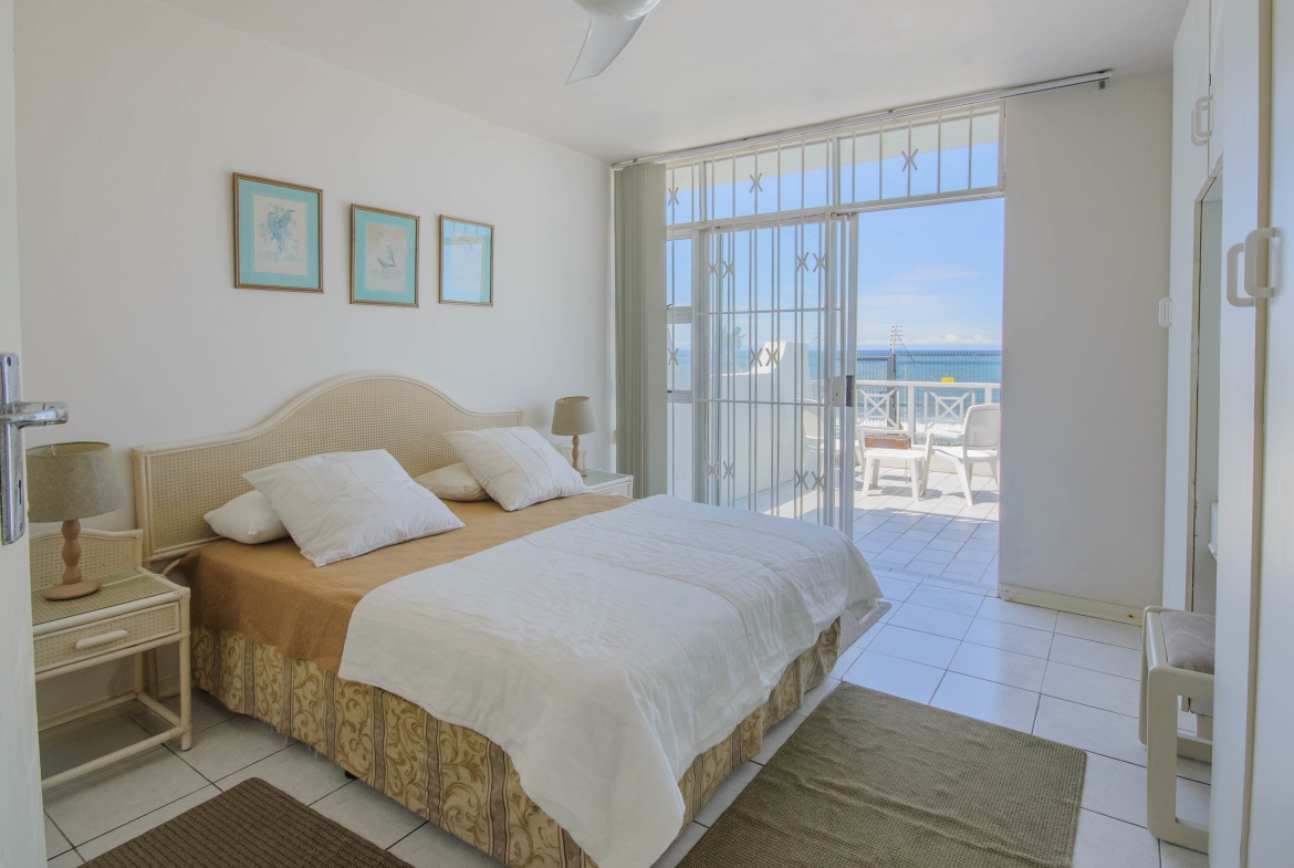 Seafront Sanctuary: Sweeping Ocean Views and Private Beach Access