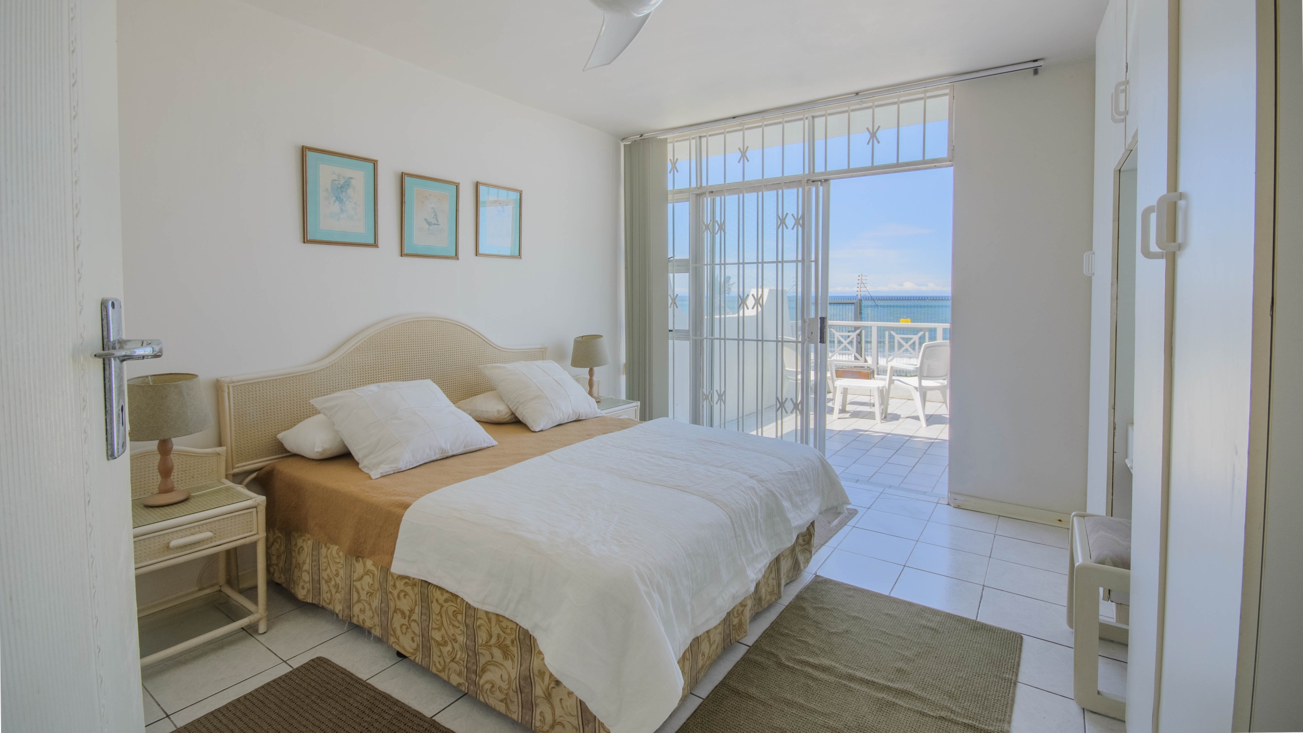 Seafront Sanctuary: Sweeping Ocean Views and Private Beach Access