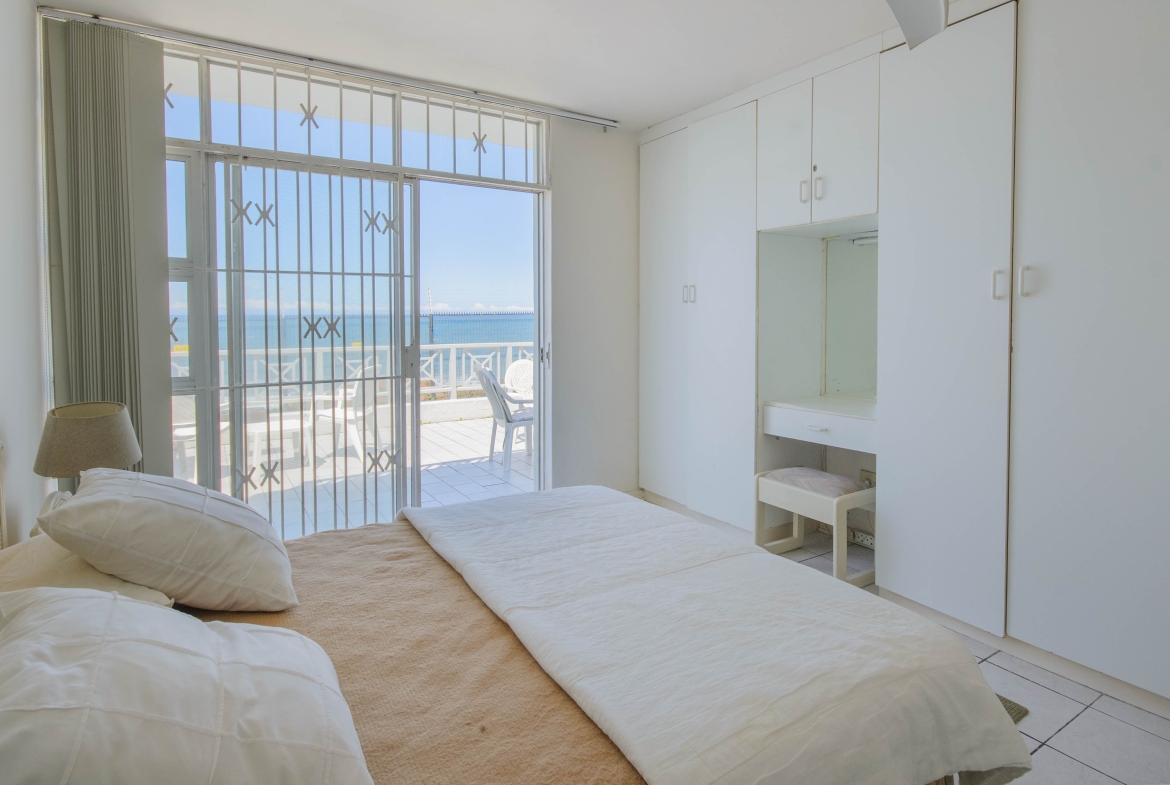 Seafront Sanctuary: Sweeping Ocean Views and Private Beach Access