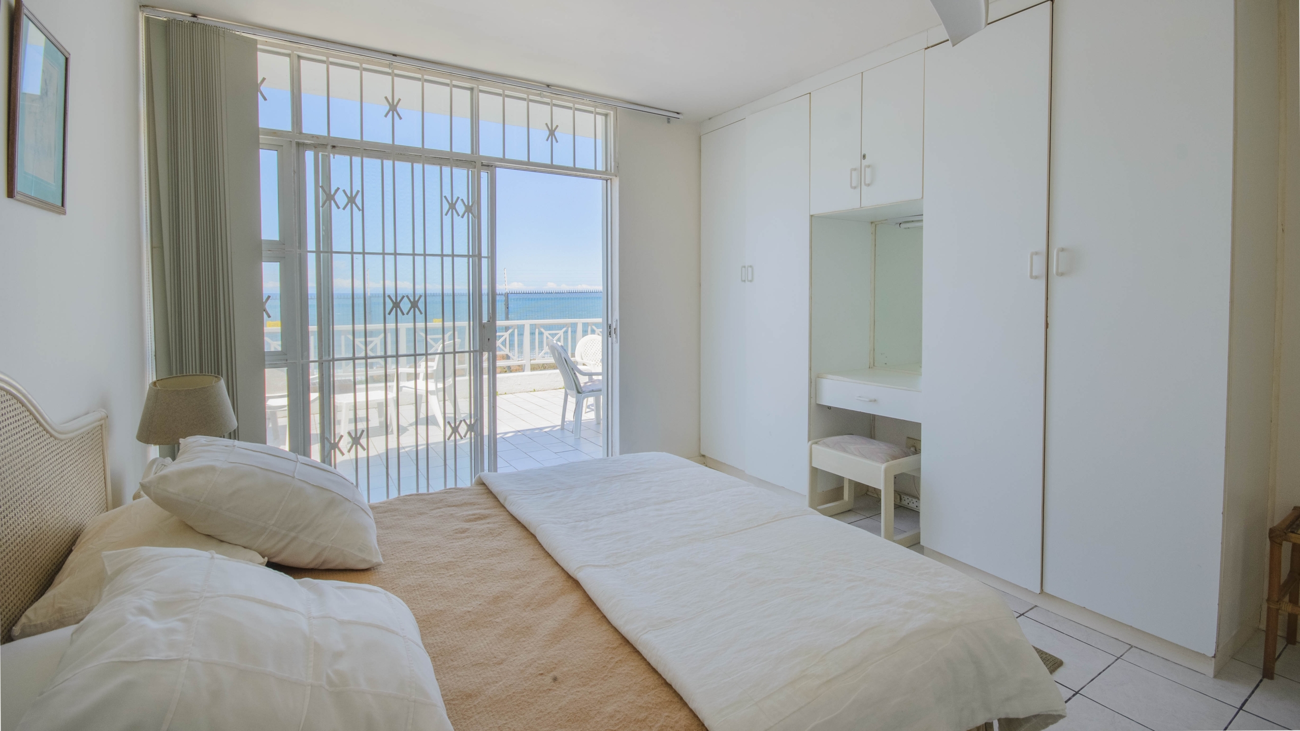 Seafront Sanctuary: Sweeping Ocean Views and Private Beach Access