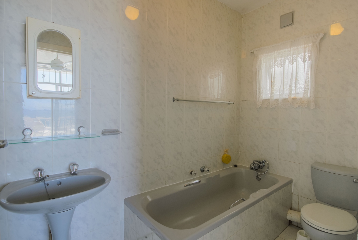 Seafront Sanctuary: Sweeping Ocean Views and Private Beach Access