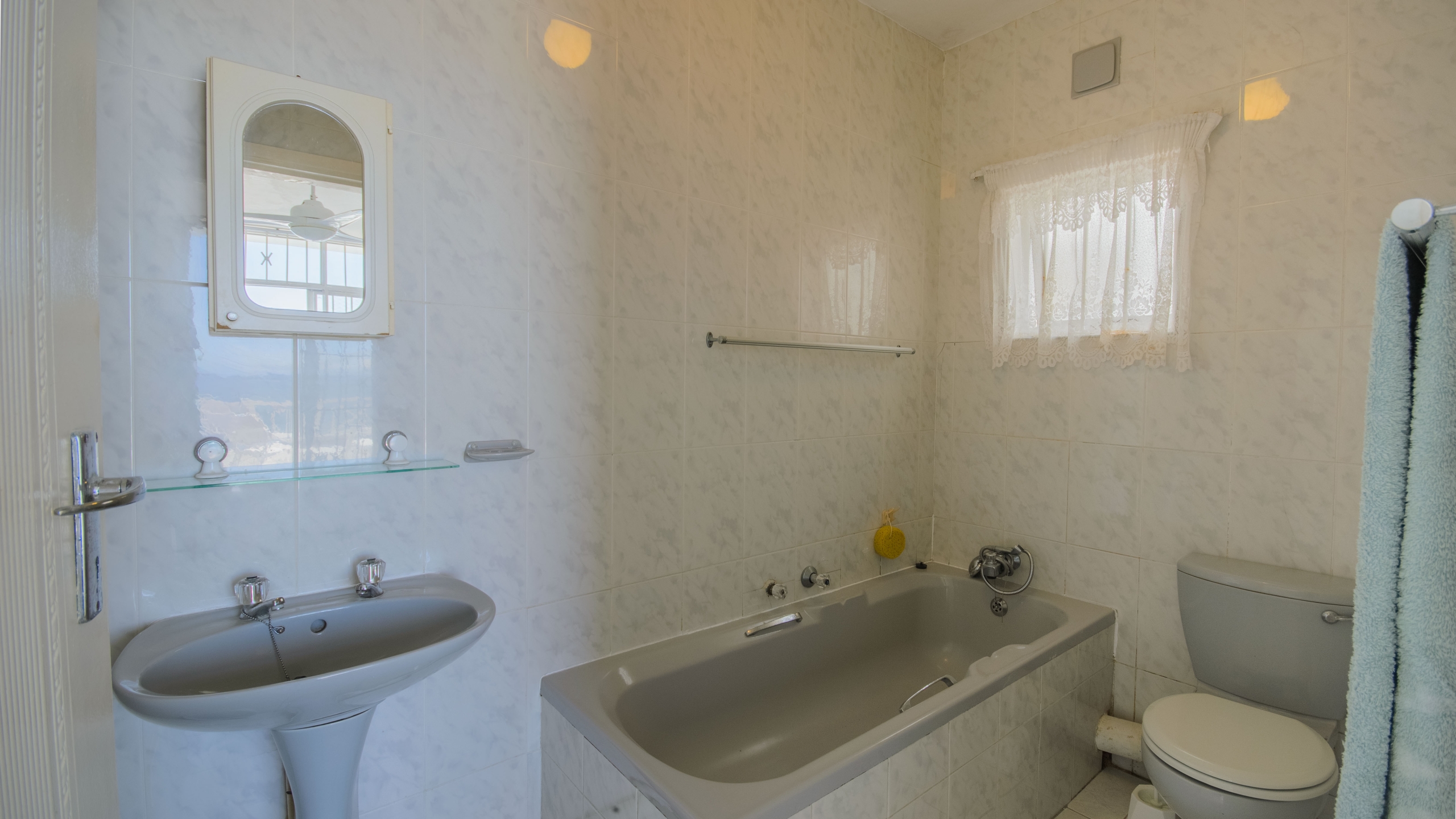 Seafront Sanctuary: Sweeping Ocean Views and Private Beach Access
