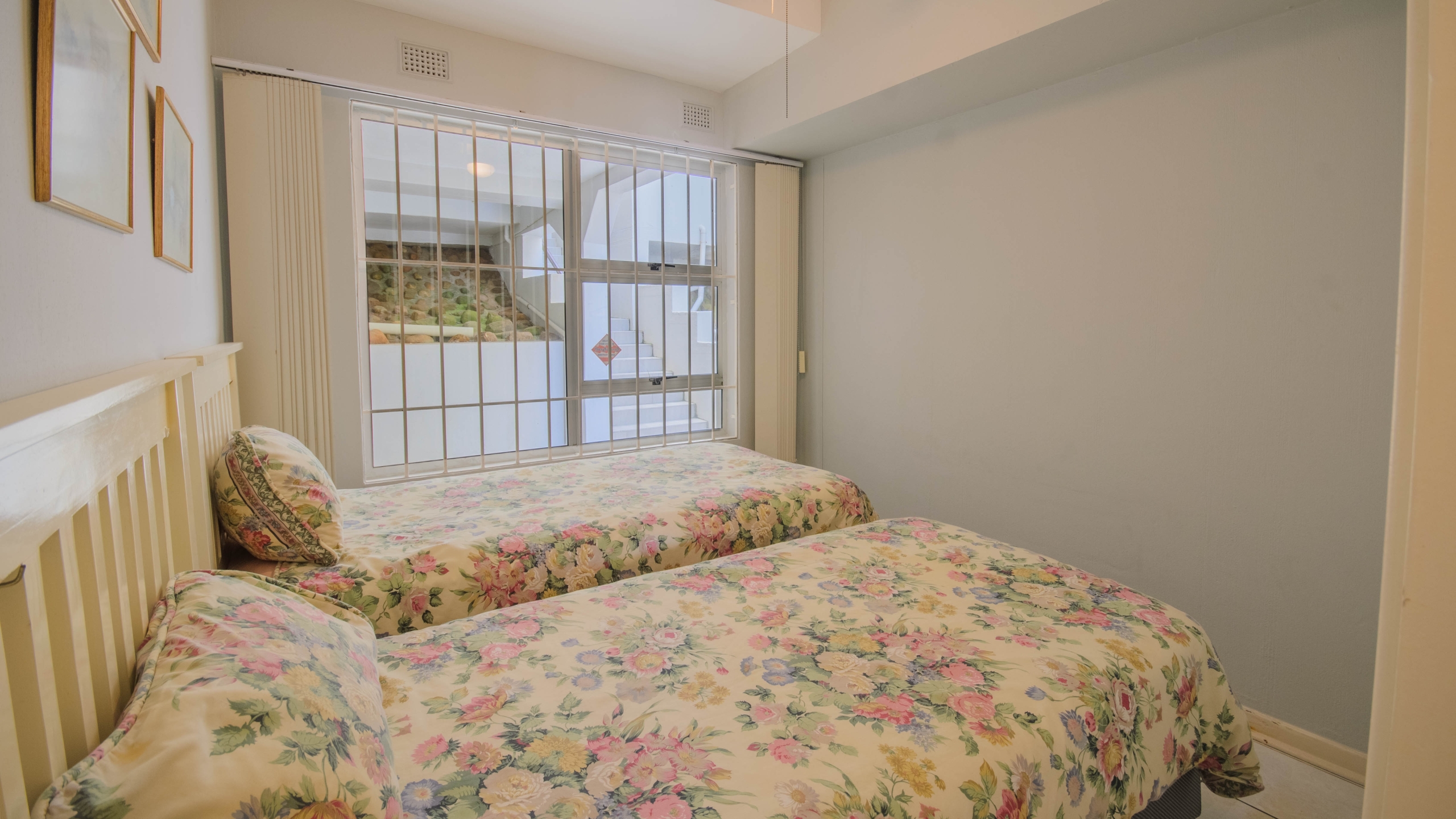 Seafront Sanctuary: Sweeping Ocean Views and Private Beach Access