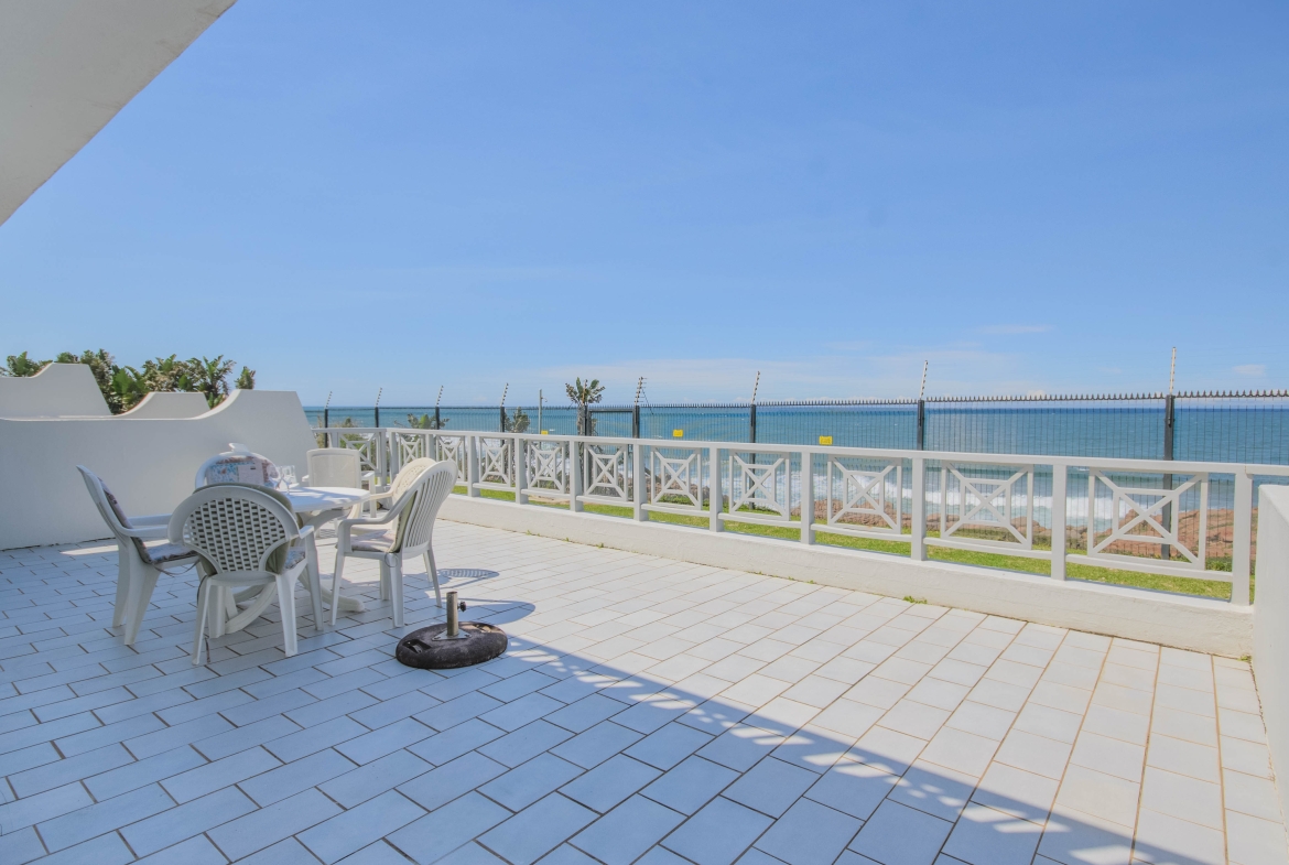 Seafront Sanctuary: Sweeping Ocean Views and Private Beach Access