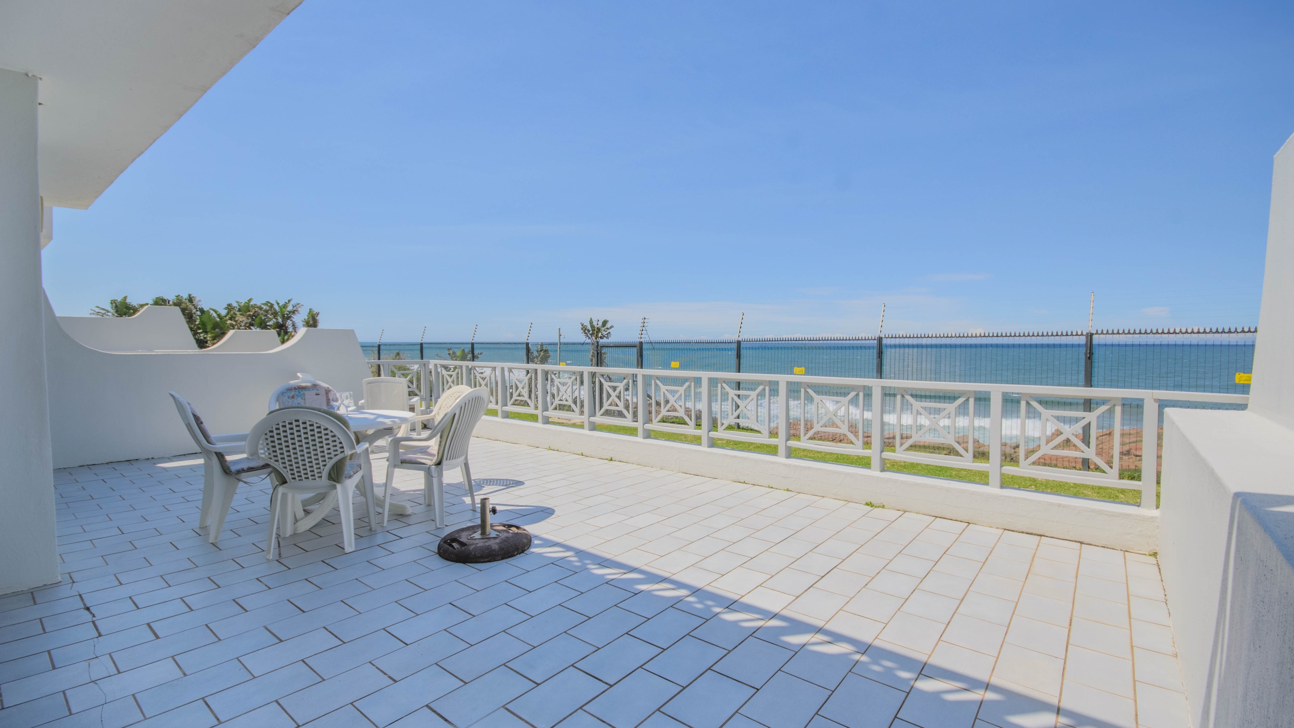 Seafront Sanctuary: Sweeping Ocean Views and Private Beach Access