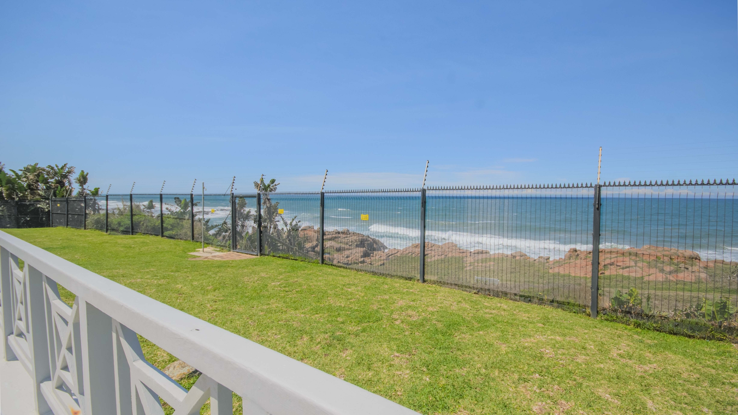Seafront Sanctuary: Sweeping Ocean Views and Private Beach Access
