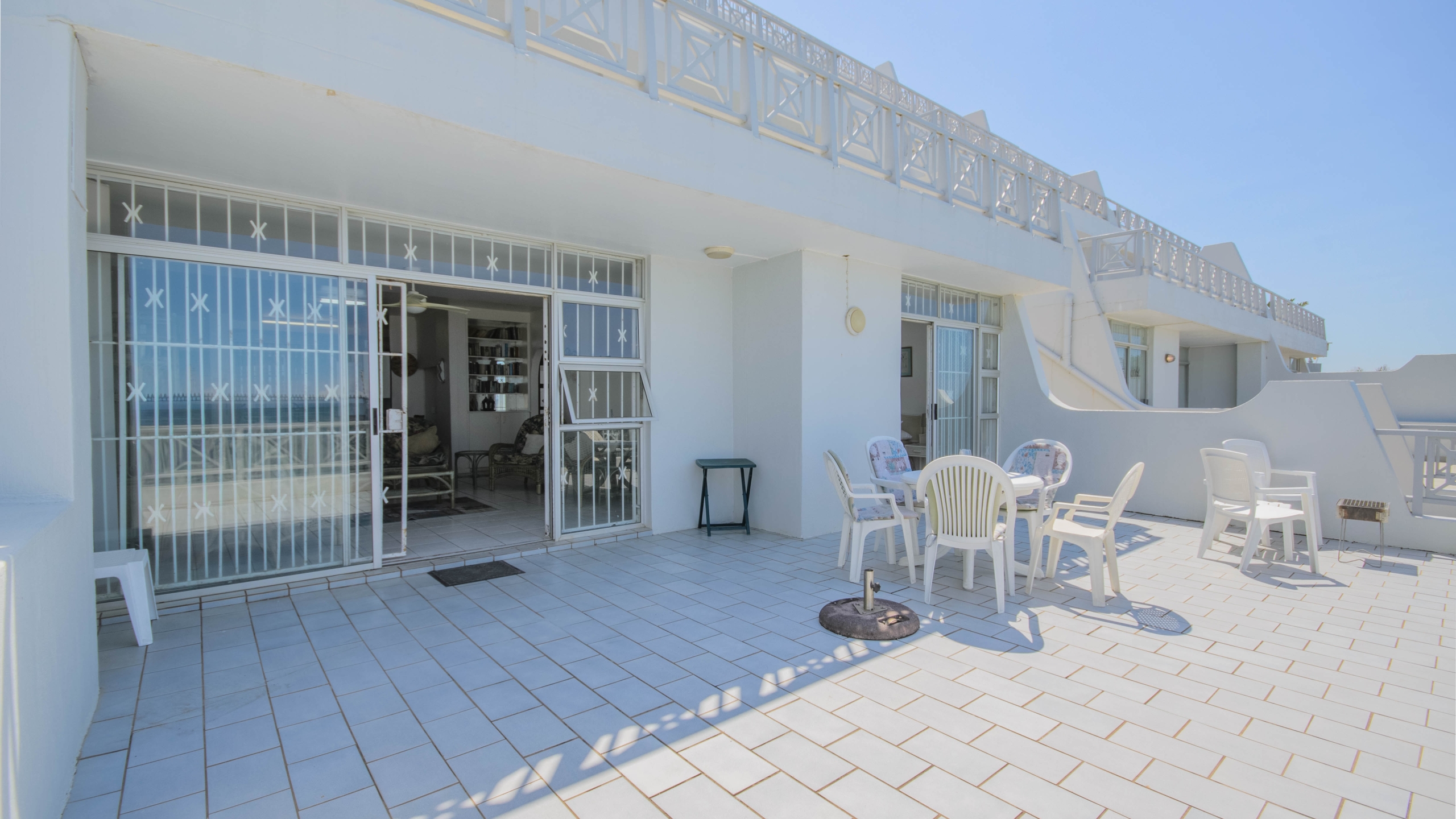 Seafront Sanctuary: Sweeping Ocean Views and Private Beach Access