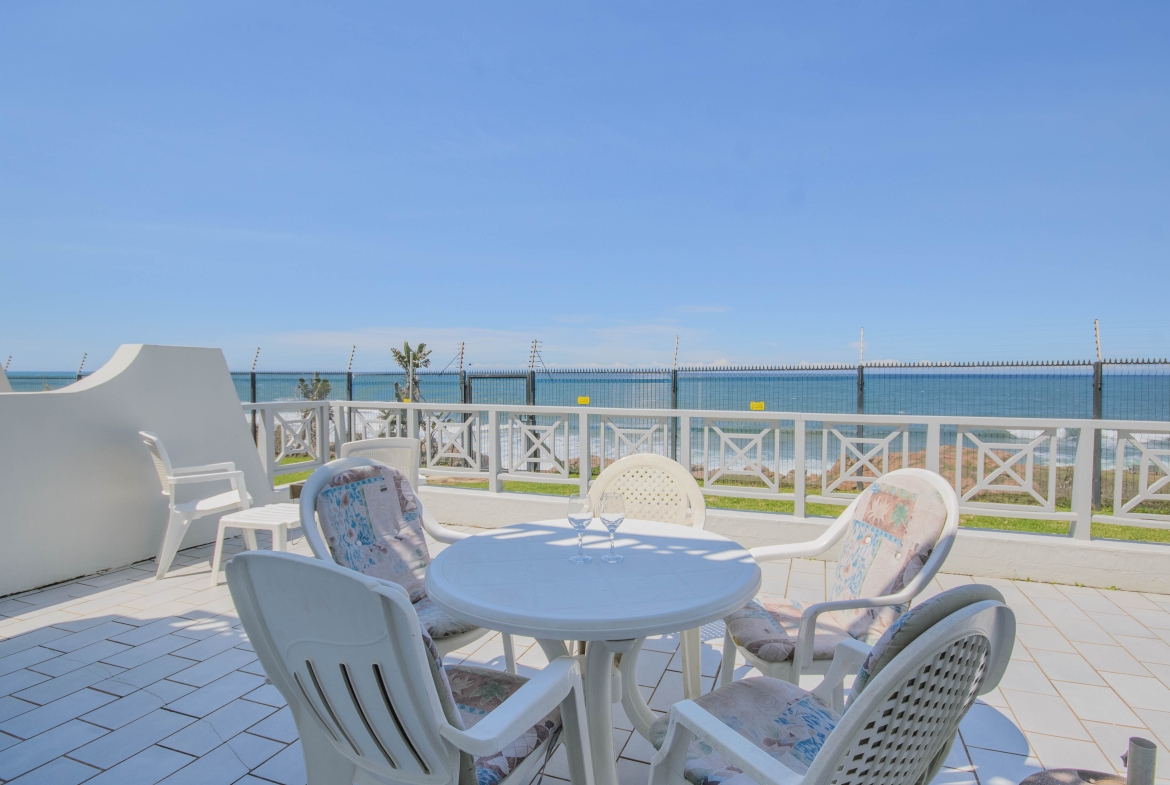 Seafront Sanctuary: Sweeping Ocean Views and Private Beach Access