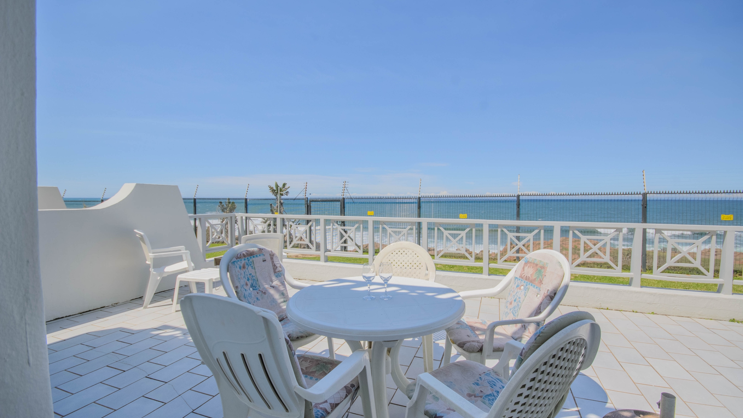Seafront Sanctuary: Sweeping Ocean Views and Private Beach Access