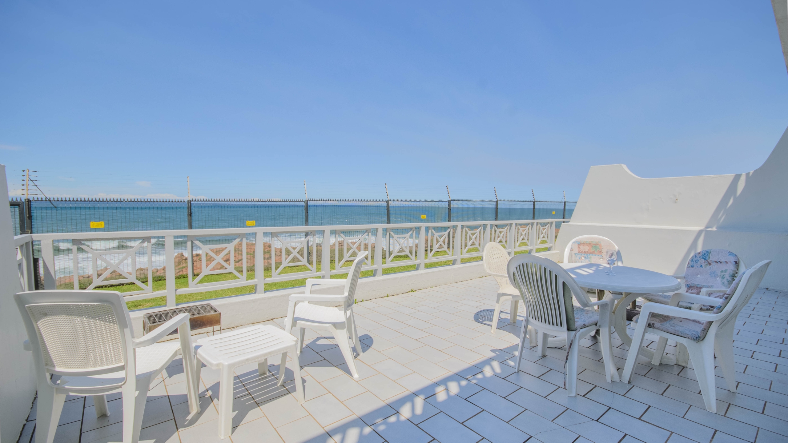 Seafront Sanctuary: Sweeping Ocean Views and Private Beach Access