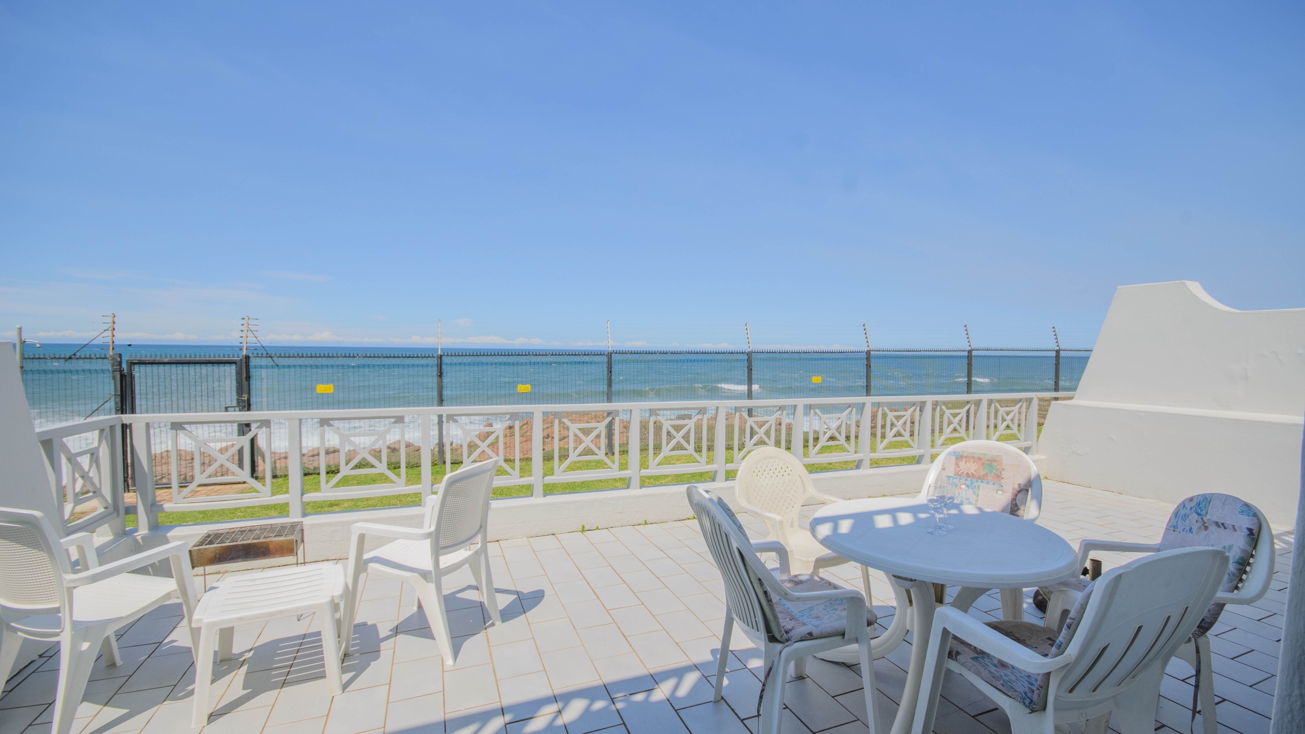 Seafront Sanctuary: Sweeping Ocean Views and Private Beach Access