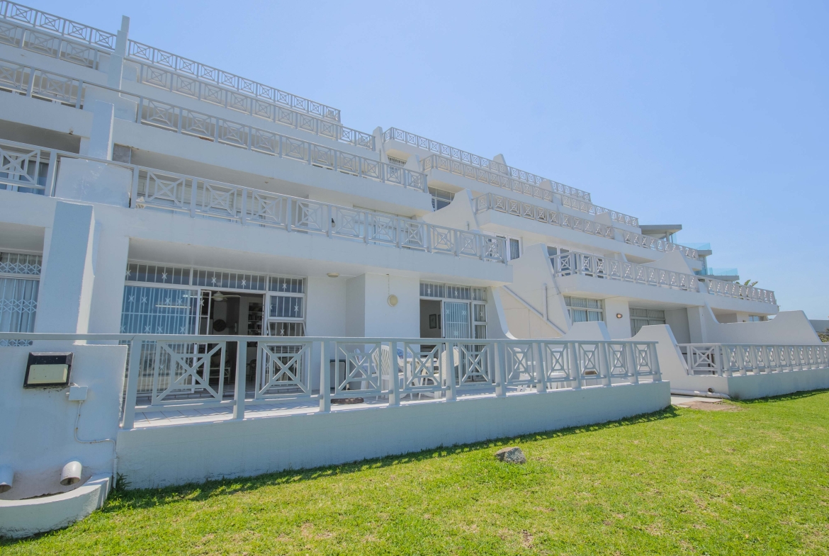 Seafront Sanctuary: Sweeping Ocean Views and Private Beach Access