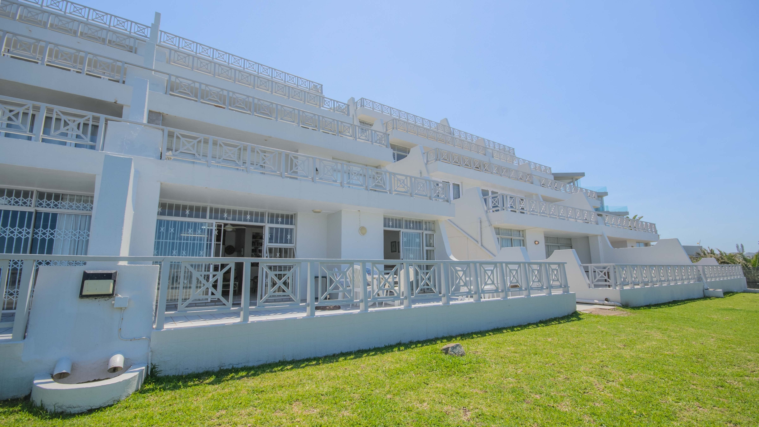Seafront Sanctuary: Sweeping Ocean Views and Private Beach Access