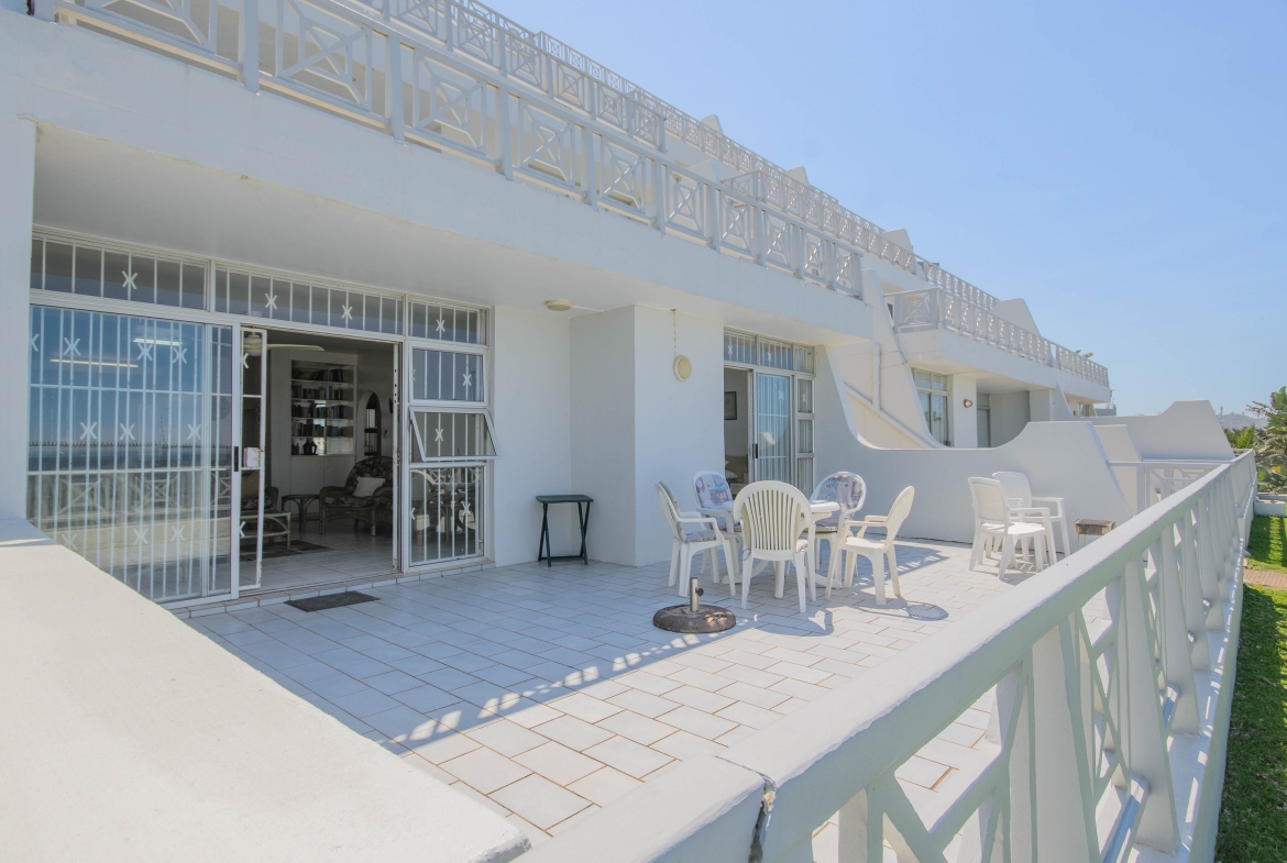 Seafront Sanctuary: Sweeping Ocean Views and Private Beach Access