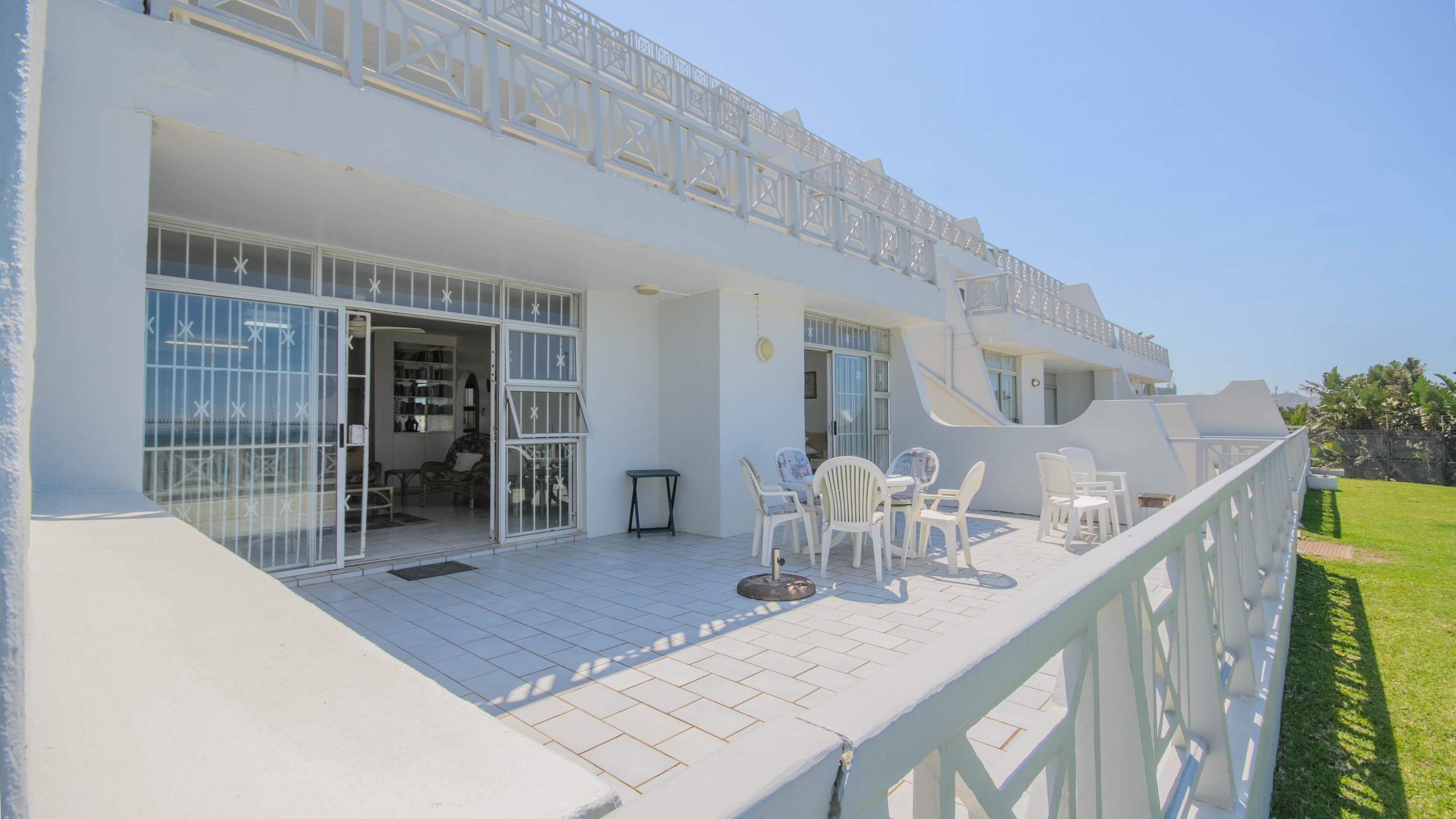 Seafront Sanctuary: Sweeping Ocean Views and Private Beach Access