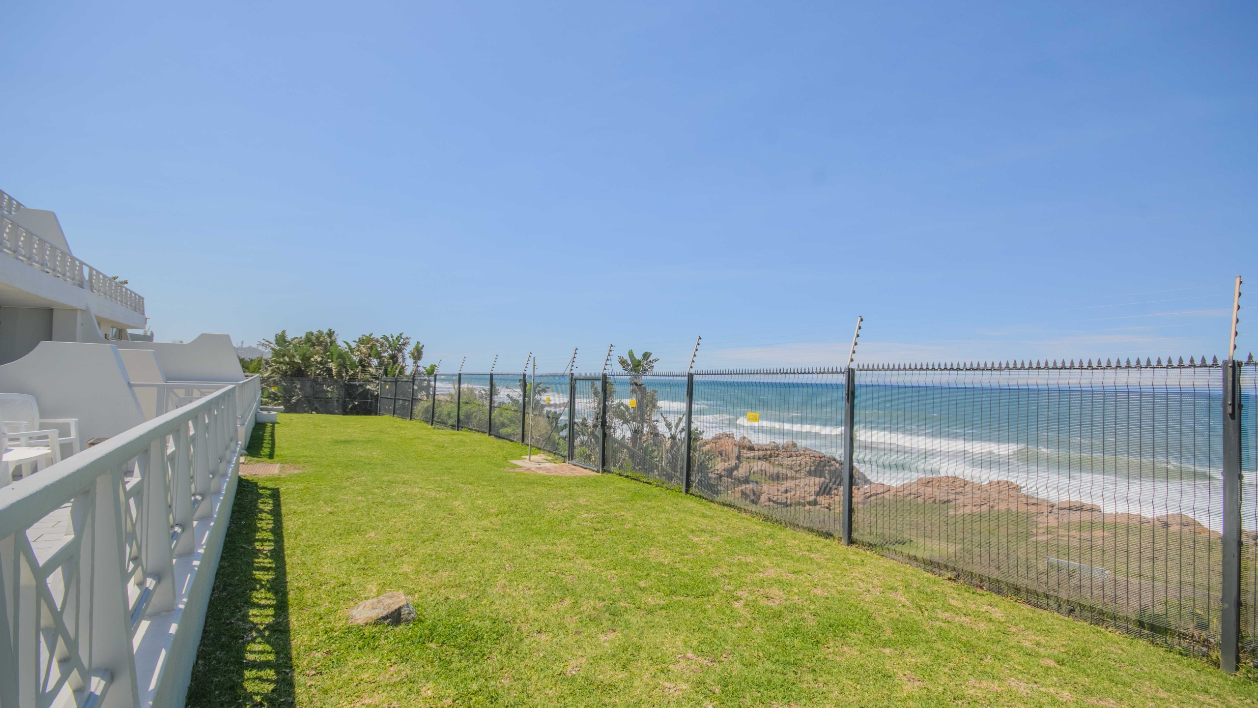 Seafront Sanctuary: Sweeping Ocean Views and Private Beach Access