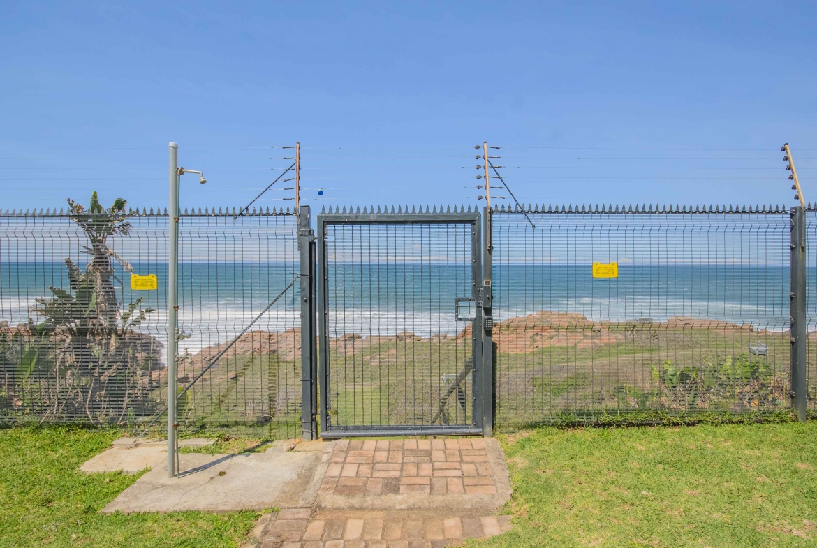 Seafront Sanctuary: Sweeping Ocean Views and Private Beach Access