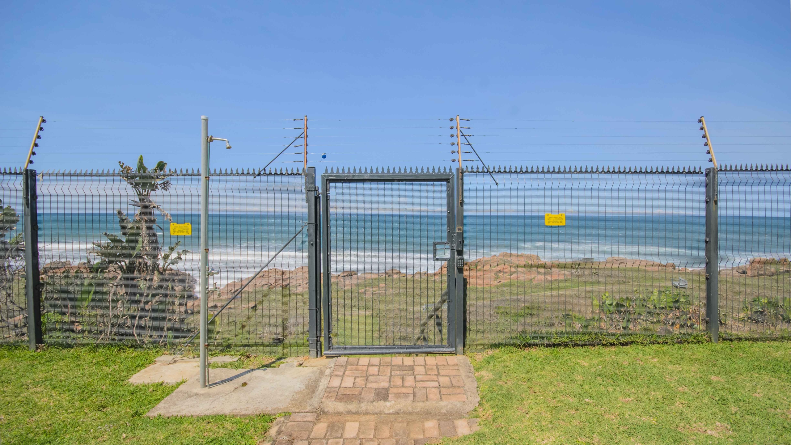Seafront Sanctuary: Sweeping Ocean Views and Private Beach Access