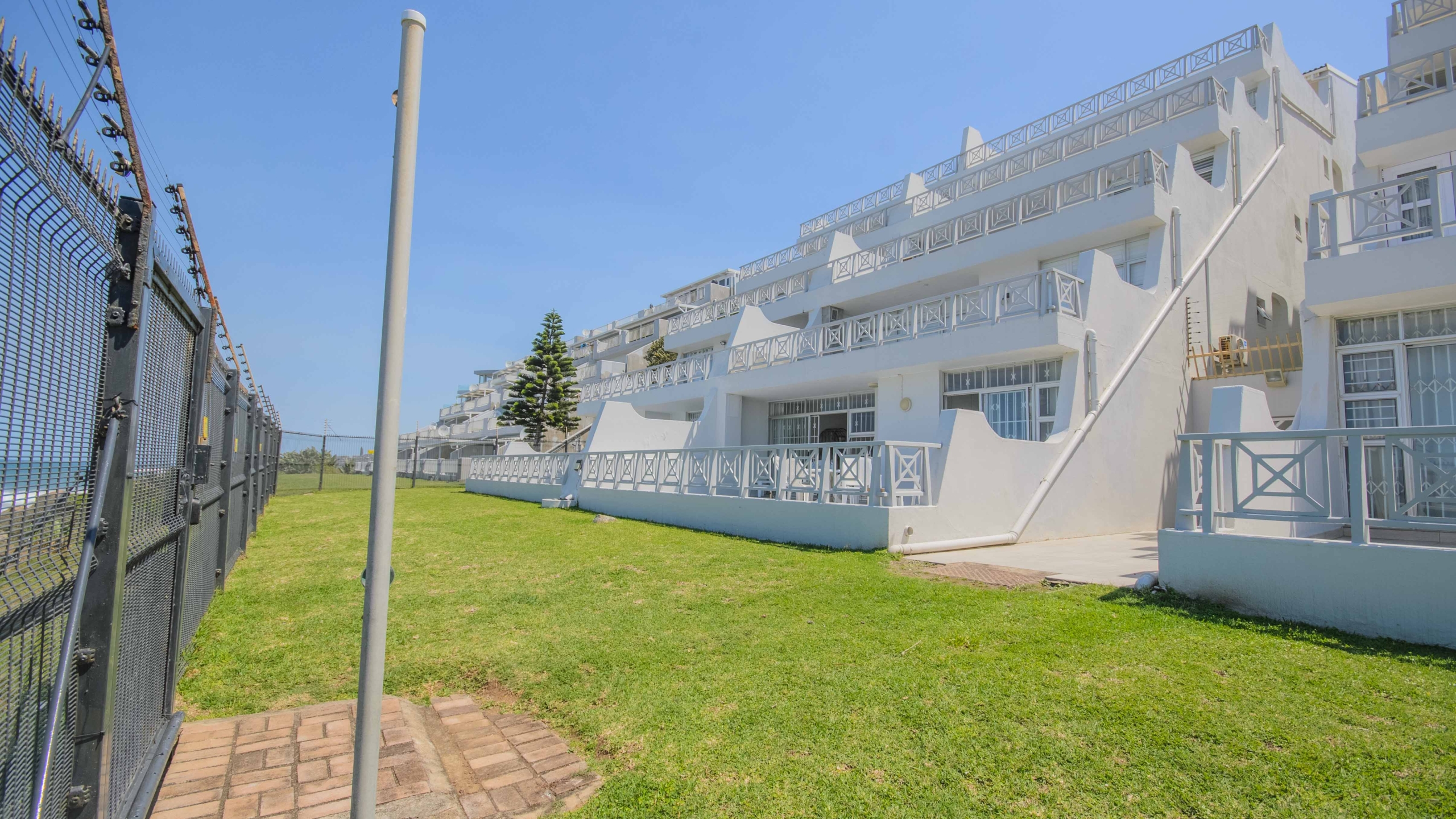 Seafront Sanctuary: Sweeping Ocean Views and Private Beach Access