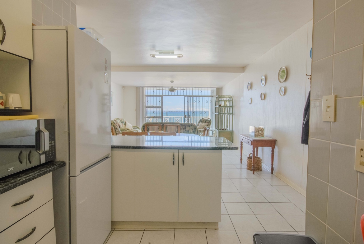 Seafront Sanctuary: Sweeping Ocean Views and Private Beach Access