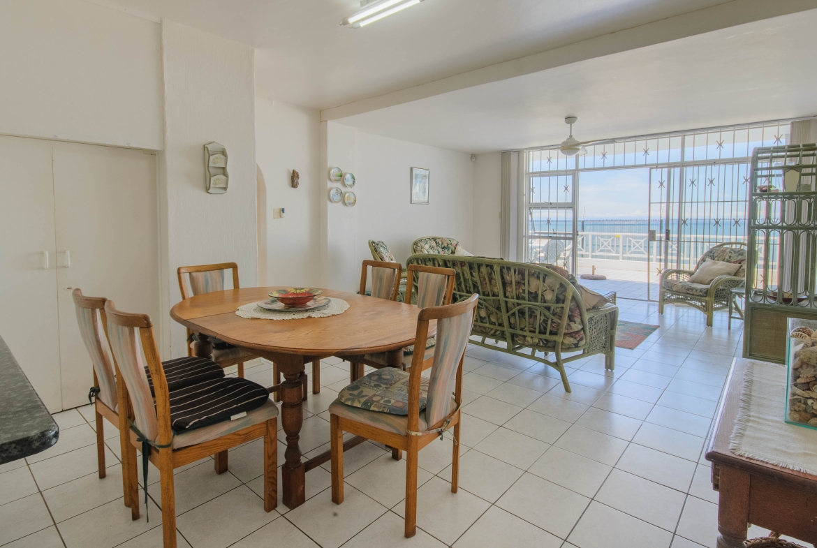 Seafront Sanctuary: Sweeping Ocean Views and Private Beach Access