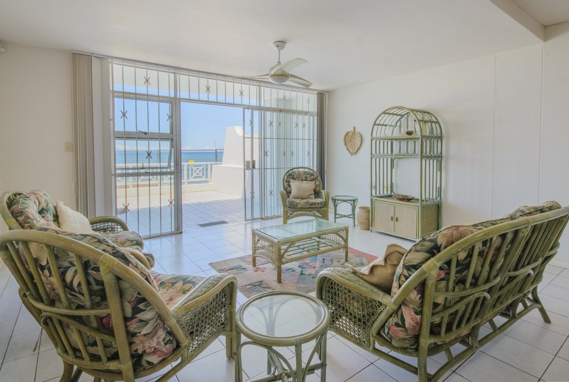 Seafront Sanctuary: Sweeping Ocean Views and Private Beach Access