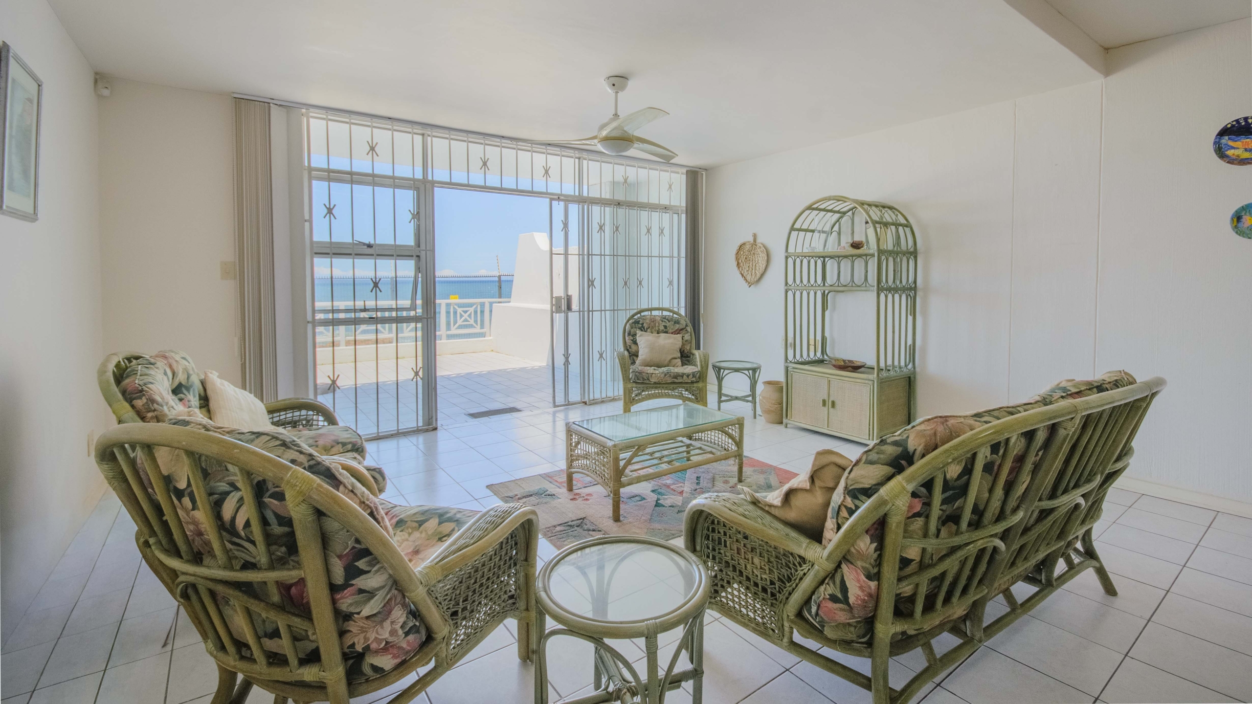 Seafront Sanctuary: Sweeping Ocean Views and Private Beach Access