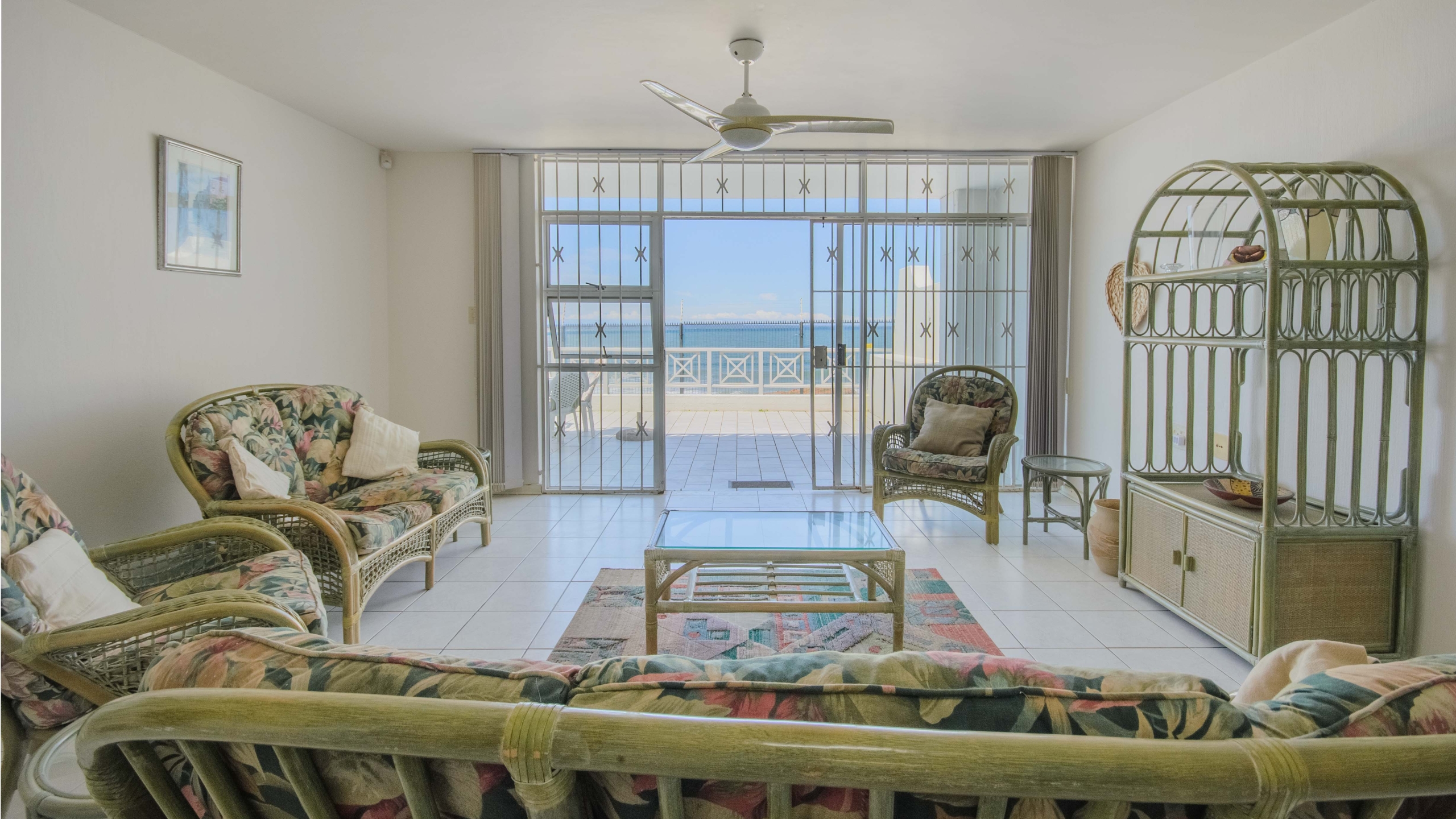 Seafront Sanctuary: Sweeping Ocean Views and Private Beach Access