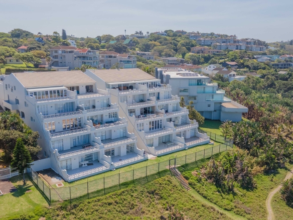 Seafront Sanctuary: Sweeping Ocean Views and Private Beach Access