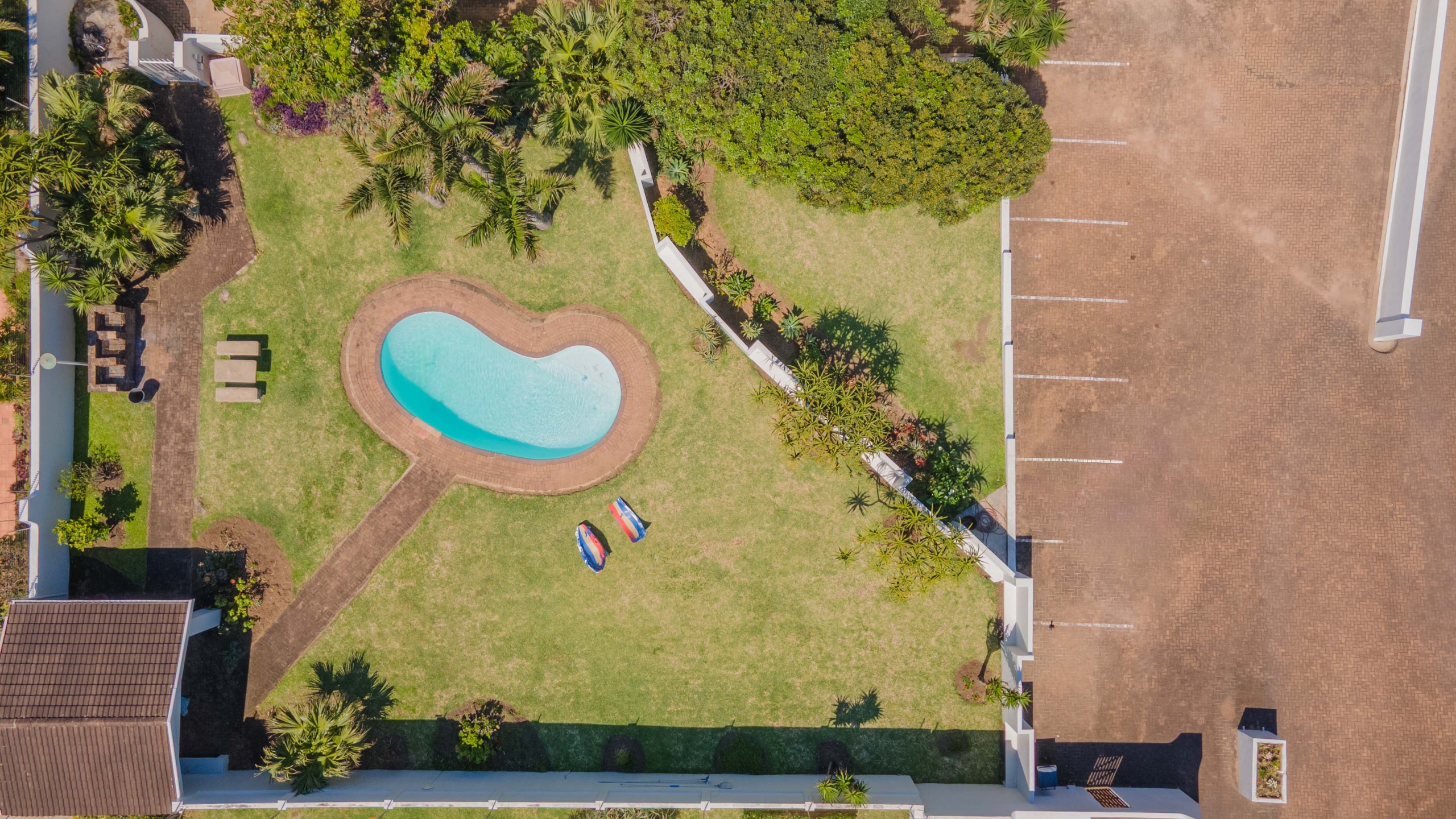 Seafront Sanctuary: Sweeping Ocean Views and Private Beach Access