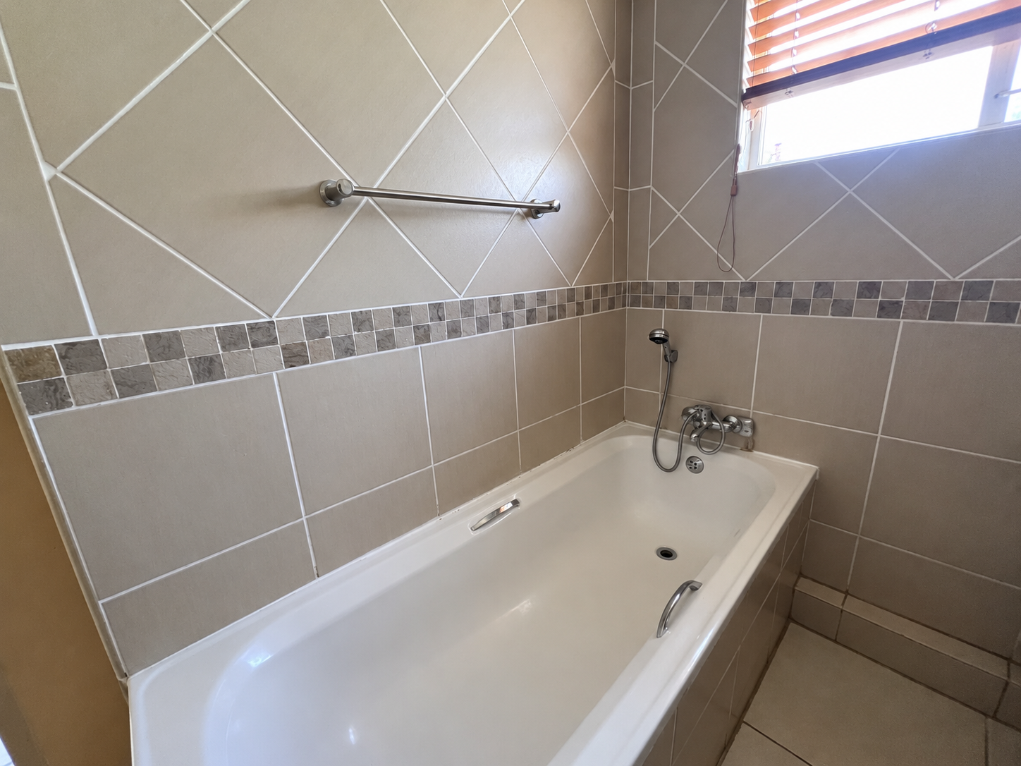 Clean Tiled Bathtub Alcove 3 Bedroom Apartment Uvongo Beach