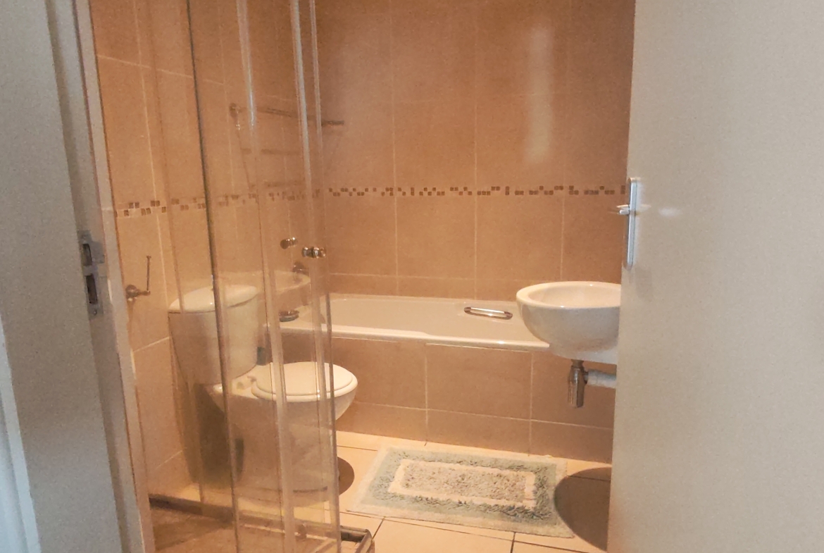Spacious 3-Bedroom, 2-Bathroom Apartment in Margate